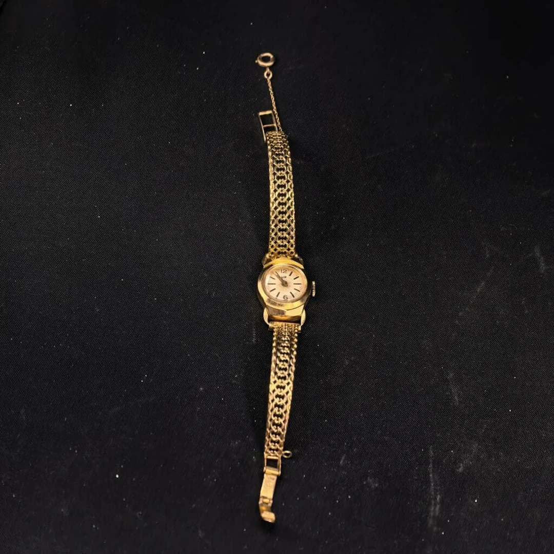 LIP. Women's watch in 750‰ gold. Gross weight: 19.1 g.