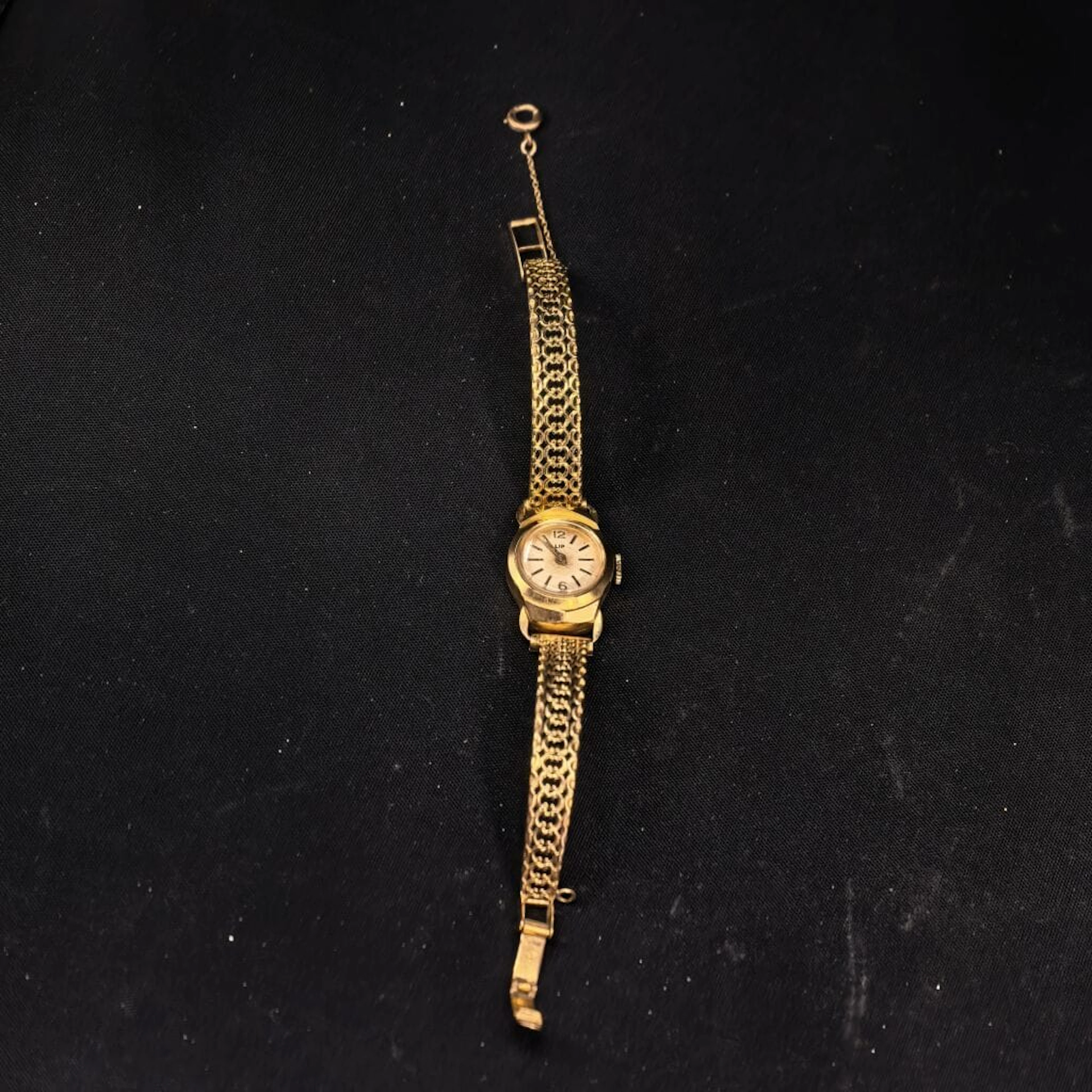 LIP. Women's watch in 750‰ gold. Gross weight: 19.1 g.