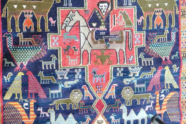 Set of 5 rugs comprising: - Wool rug featuring stylized plant motifs