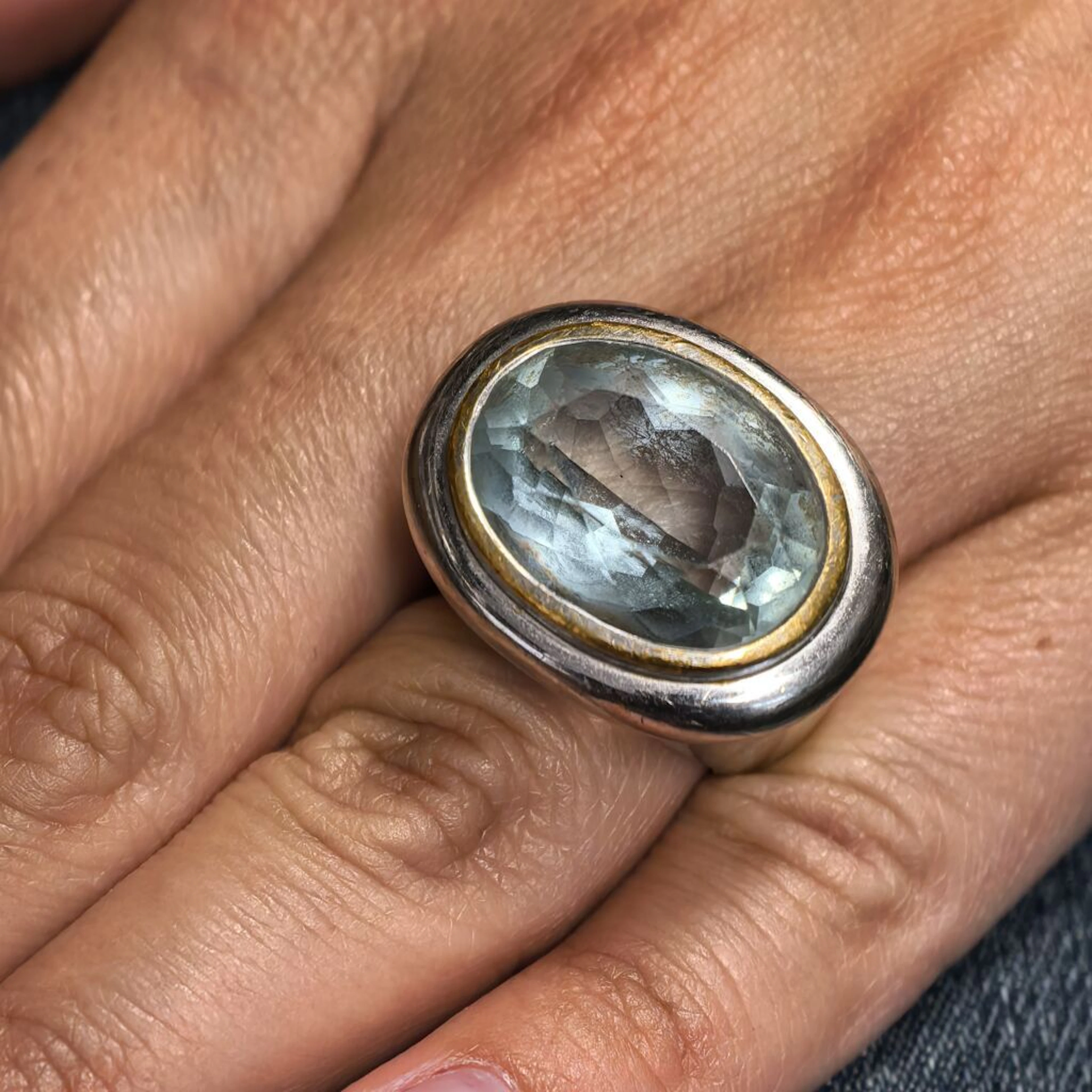 Rhodium-plated 750‰ gold cocktail ring, set with an oval-shaped aquamarine