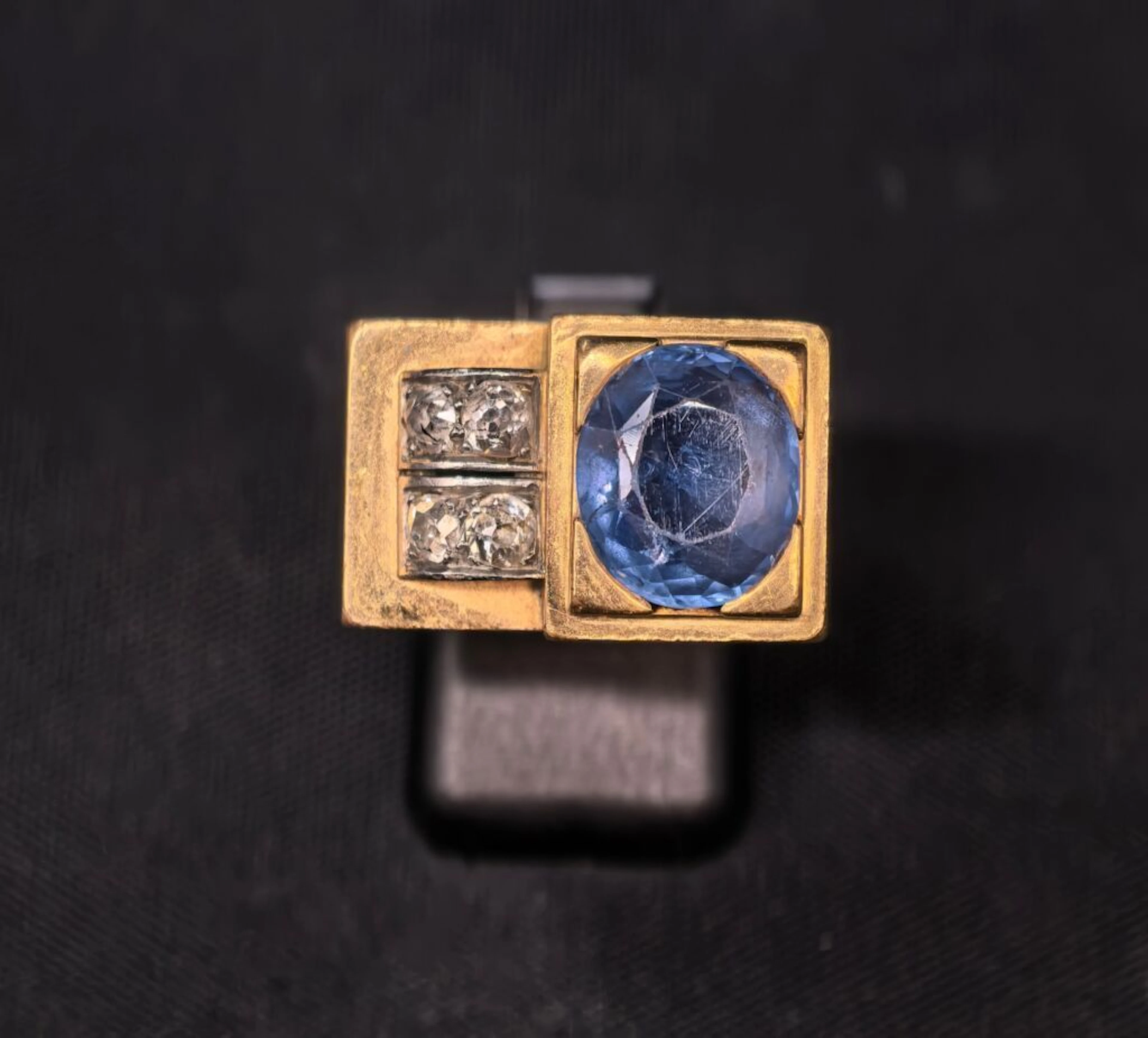 Signet ring in 750‰ yellow gold and 950‰ platinum, known as a “Tank,”
