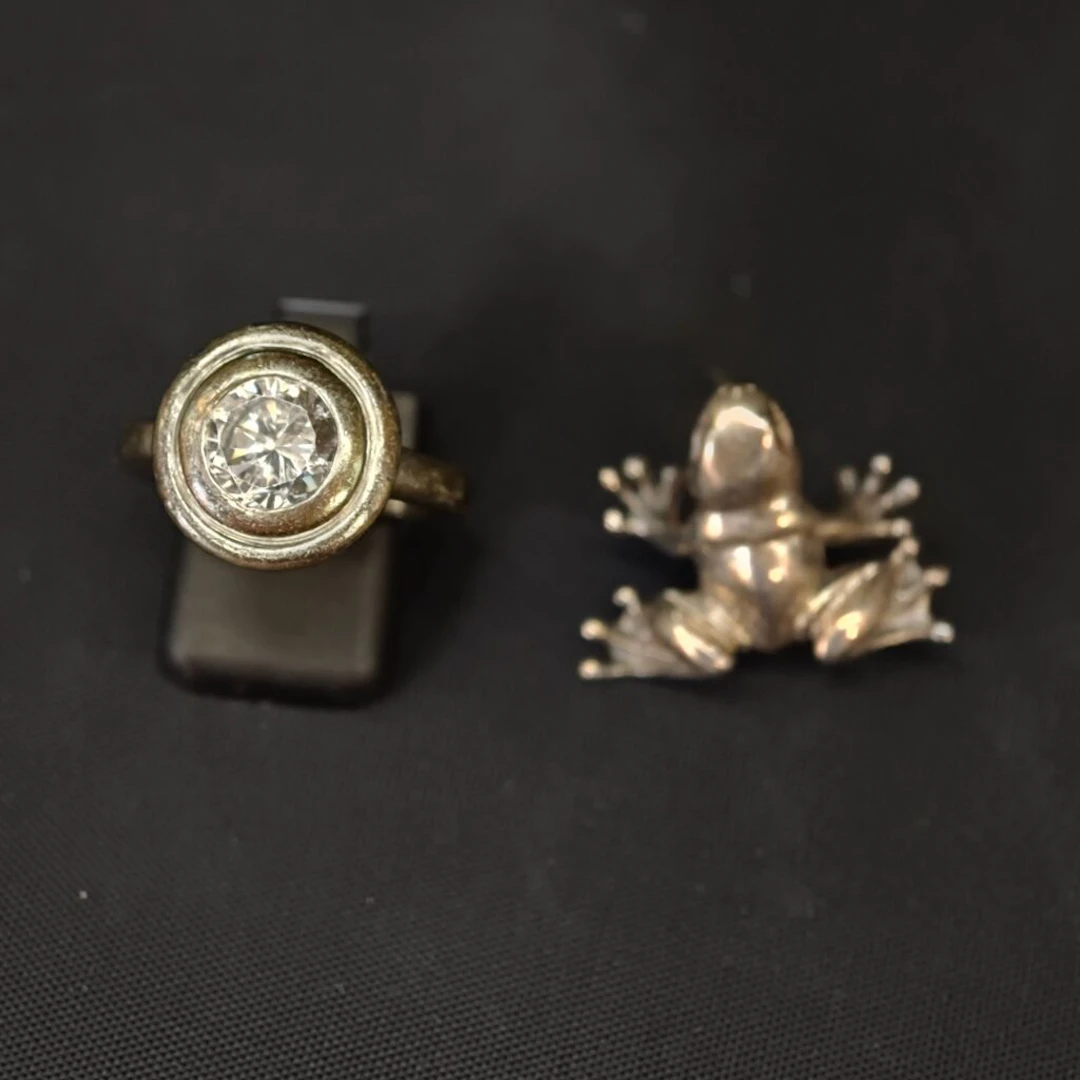 800‰ silver set consisting of: - A ring set with a white imitation