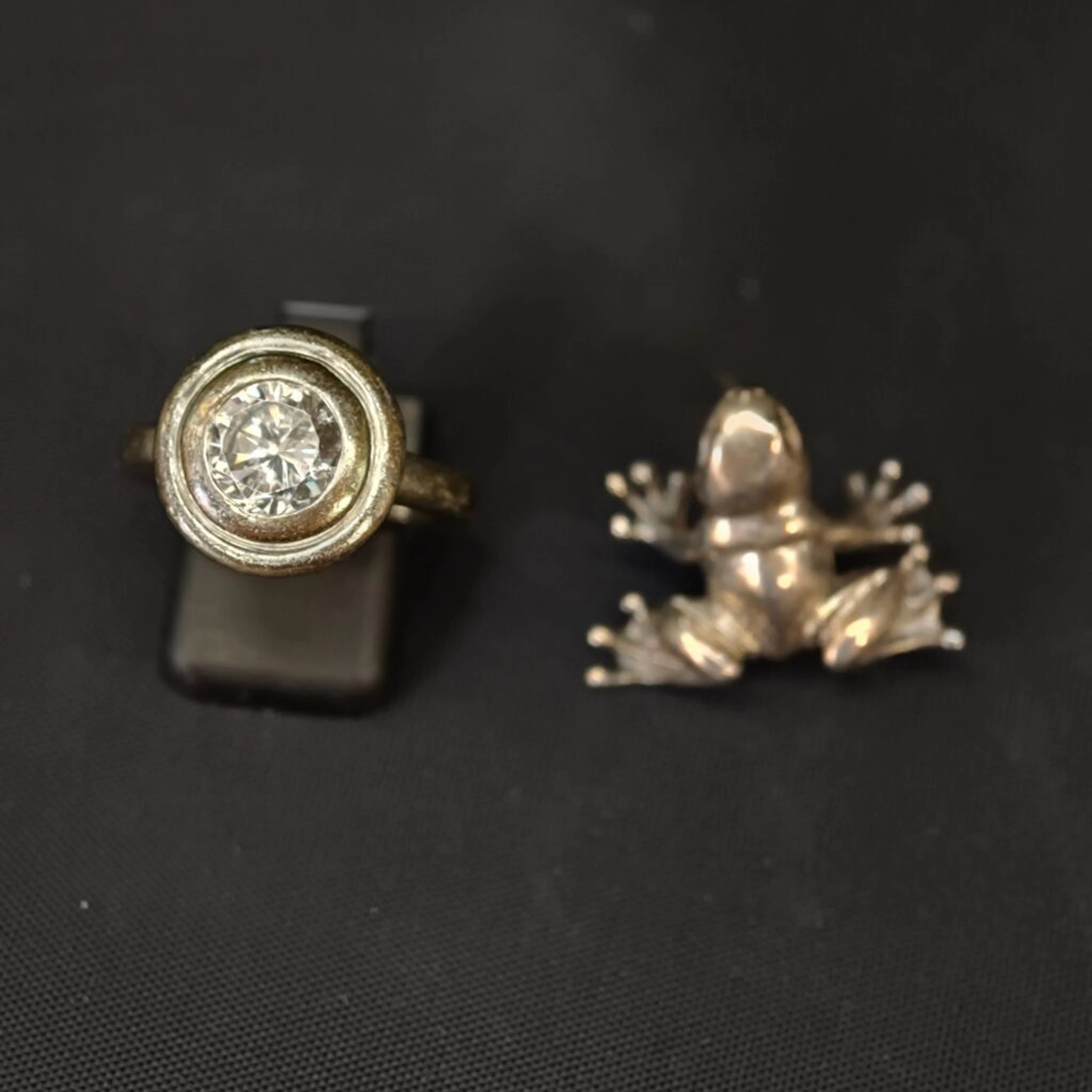 800‰ silver set consisting of: - A ring set with a white imitation