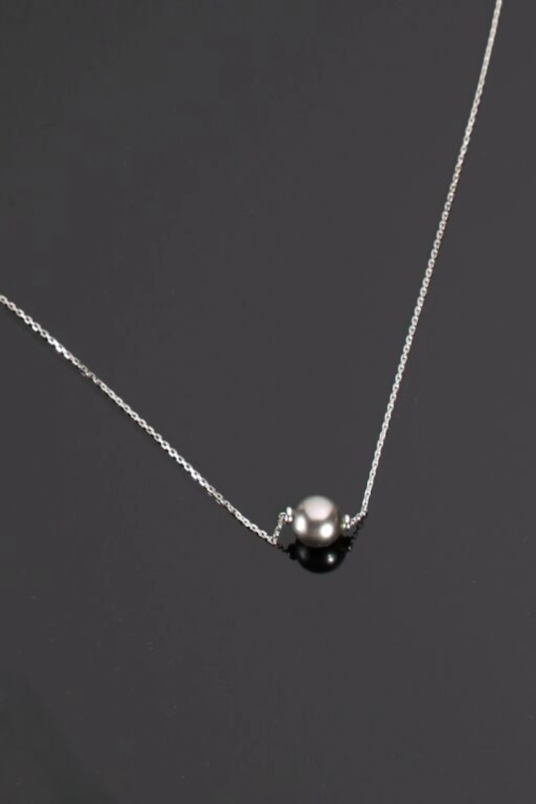 A 750‰ white gold pendant featuring a Tahitian cultured pearl, with