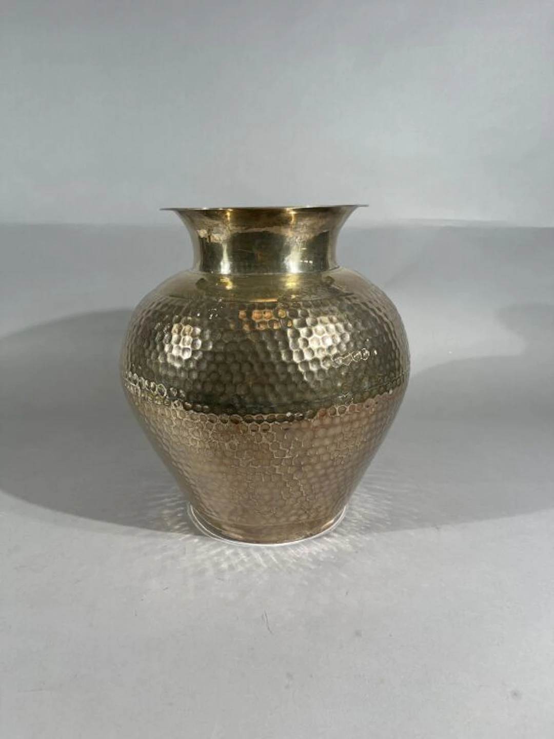 Important hammered 950/1000 silver baluster vase. Peru, 20th century.