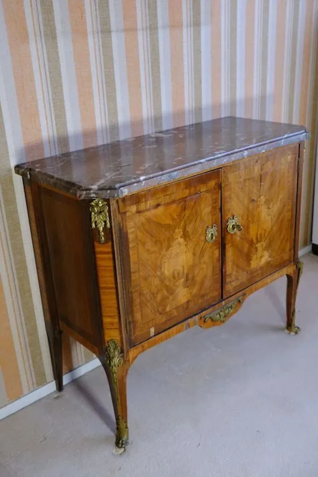 Veneered wood chest of drawers with marquetry decoration featuring