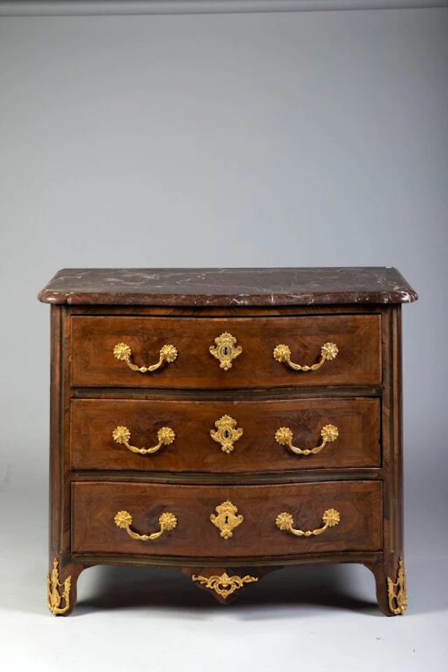 Small chest of drawers with a curved front in rosewood veneer arranged