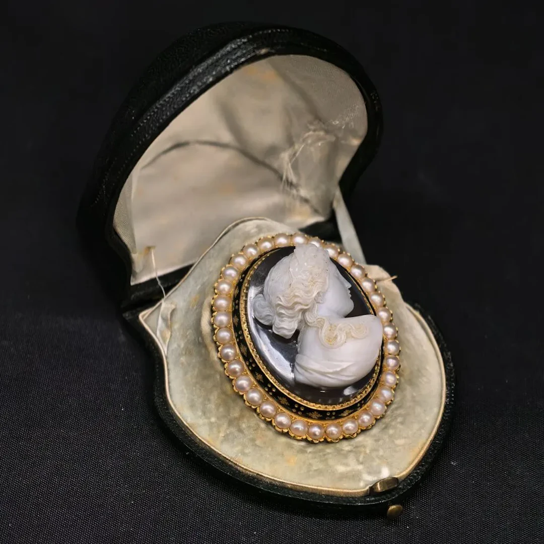 A 750‰ gold cameo brooch in the shape of a medallion, depicting the