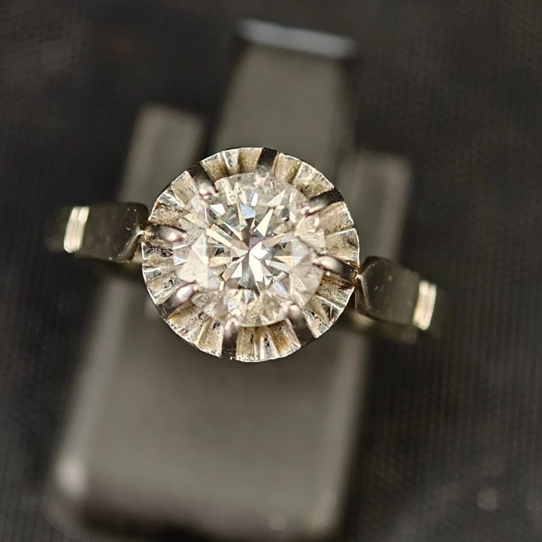 Ring in 750‰ white gold and 950‰ platinum, set with a brilliant-cut