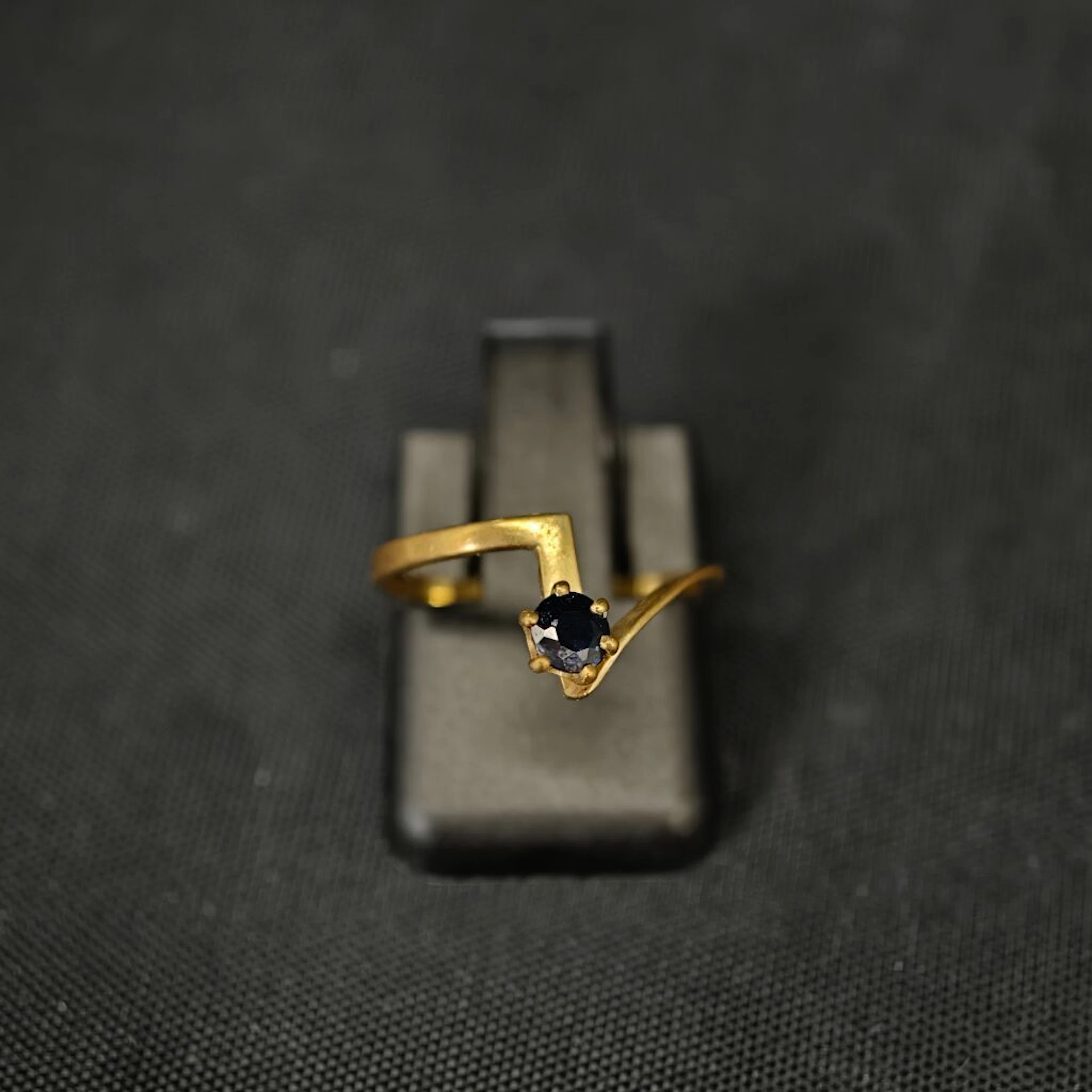 A 750‰ yellow gold pinky ring in a sinuous or crisscross design, set