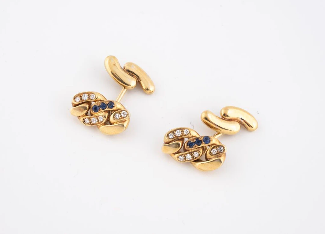 * Pair of 750‰ yellow gold cufflinks featuring a bean motif, set with