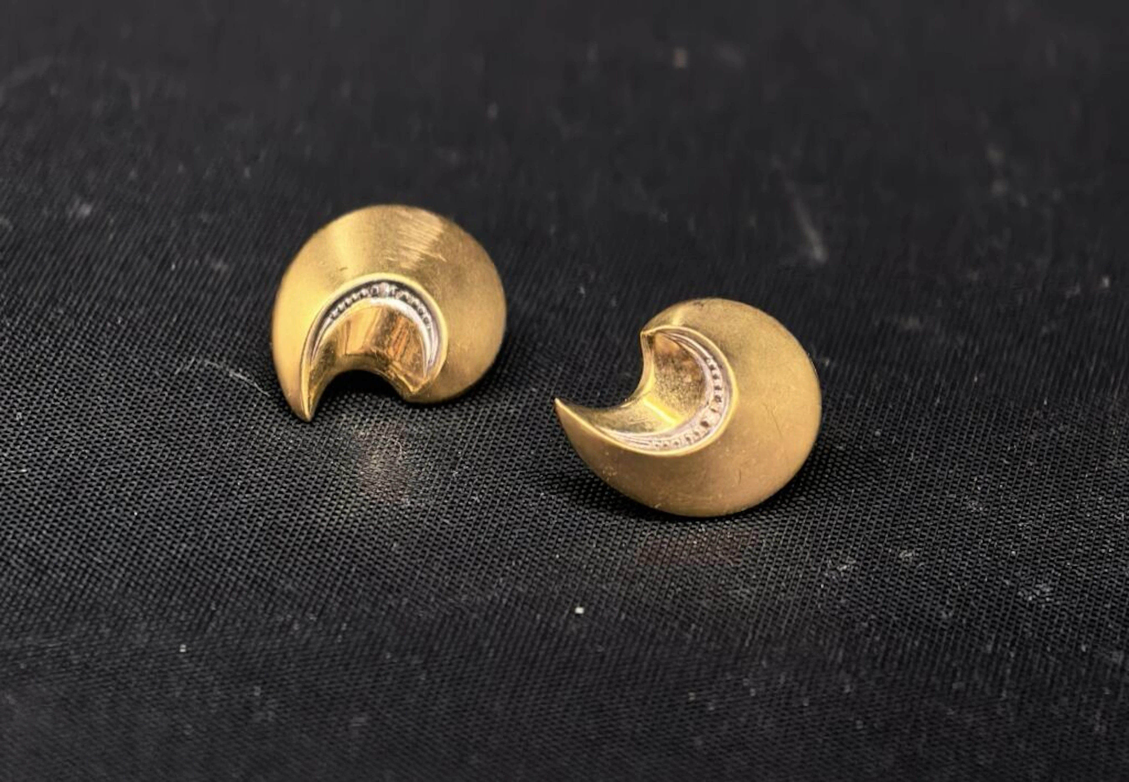 Pair of 750‰ gold crescent-shaped stud earrings with a decorative
