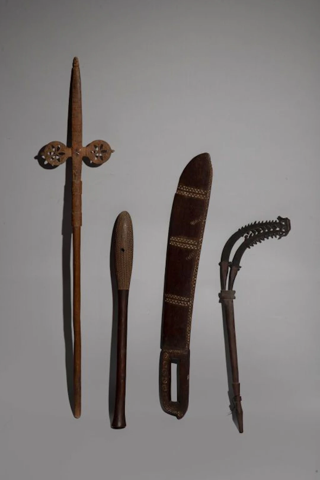 Afike spindle engraved with geometric patterns. Greece, 19th century. H: 97 cm.