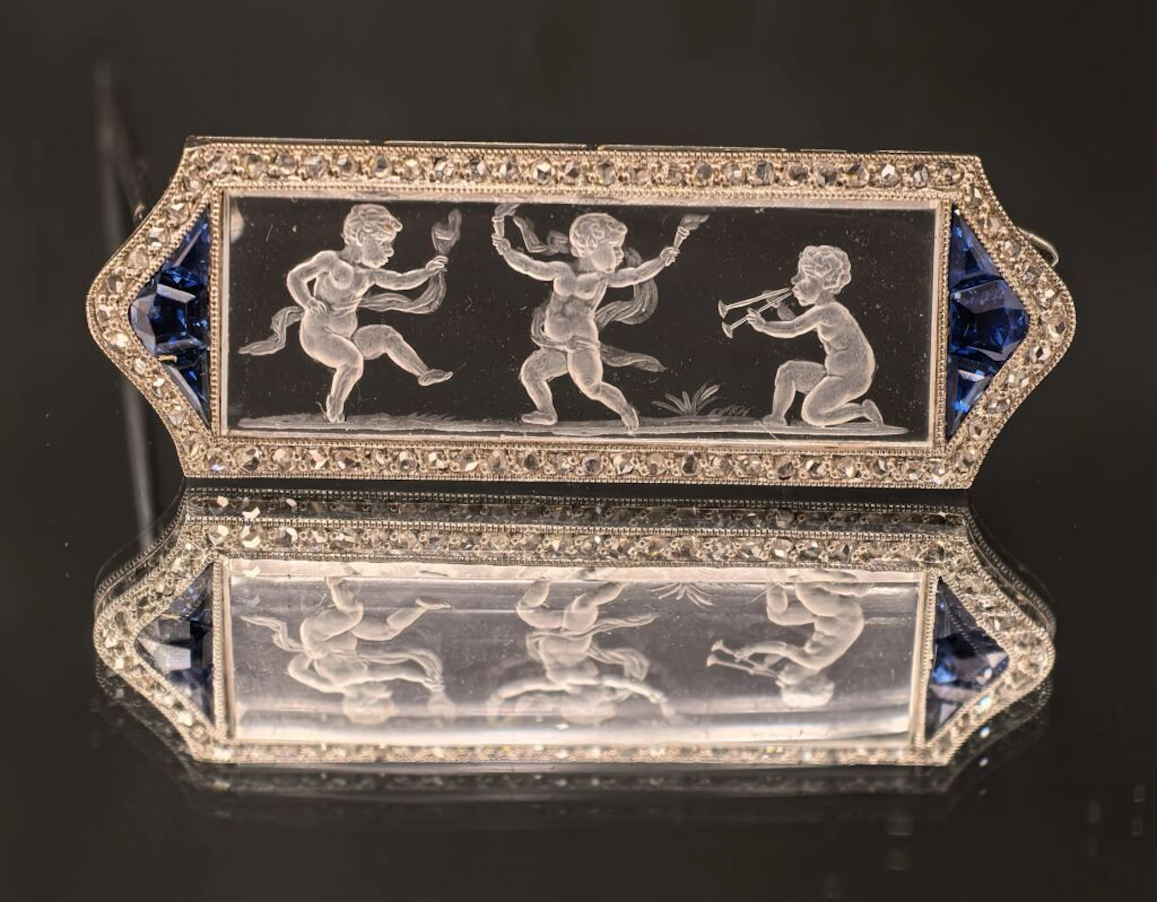 An elegant brooch made of 950‰ platinum, featuring a rock crystal