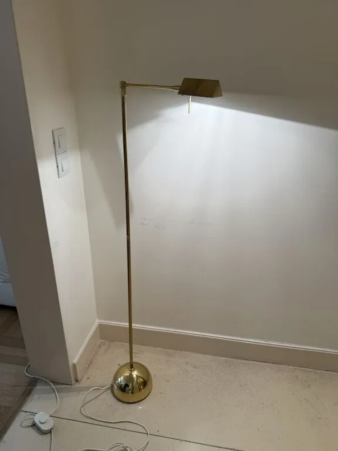 Brass reading lamp or banker’s lamp, with an articulated arm and swiveling