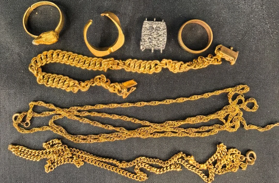 A 750‰ gold lot consisting of various scraps and other items, with