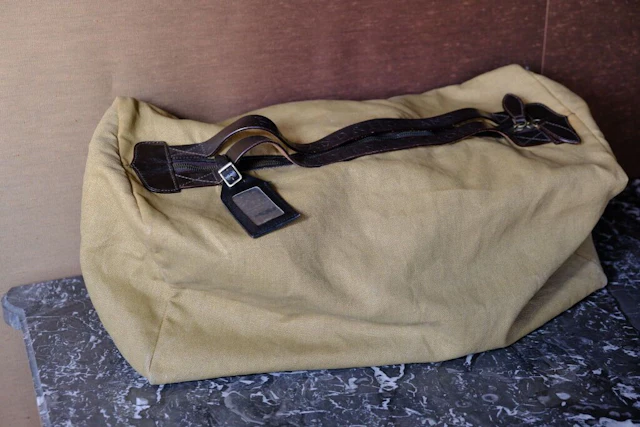 HOLLAND & HOLLAND London. Beige jute bag with a zipper, brown leather