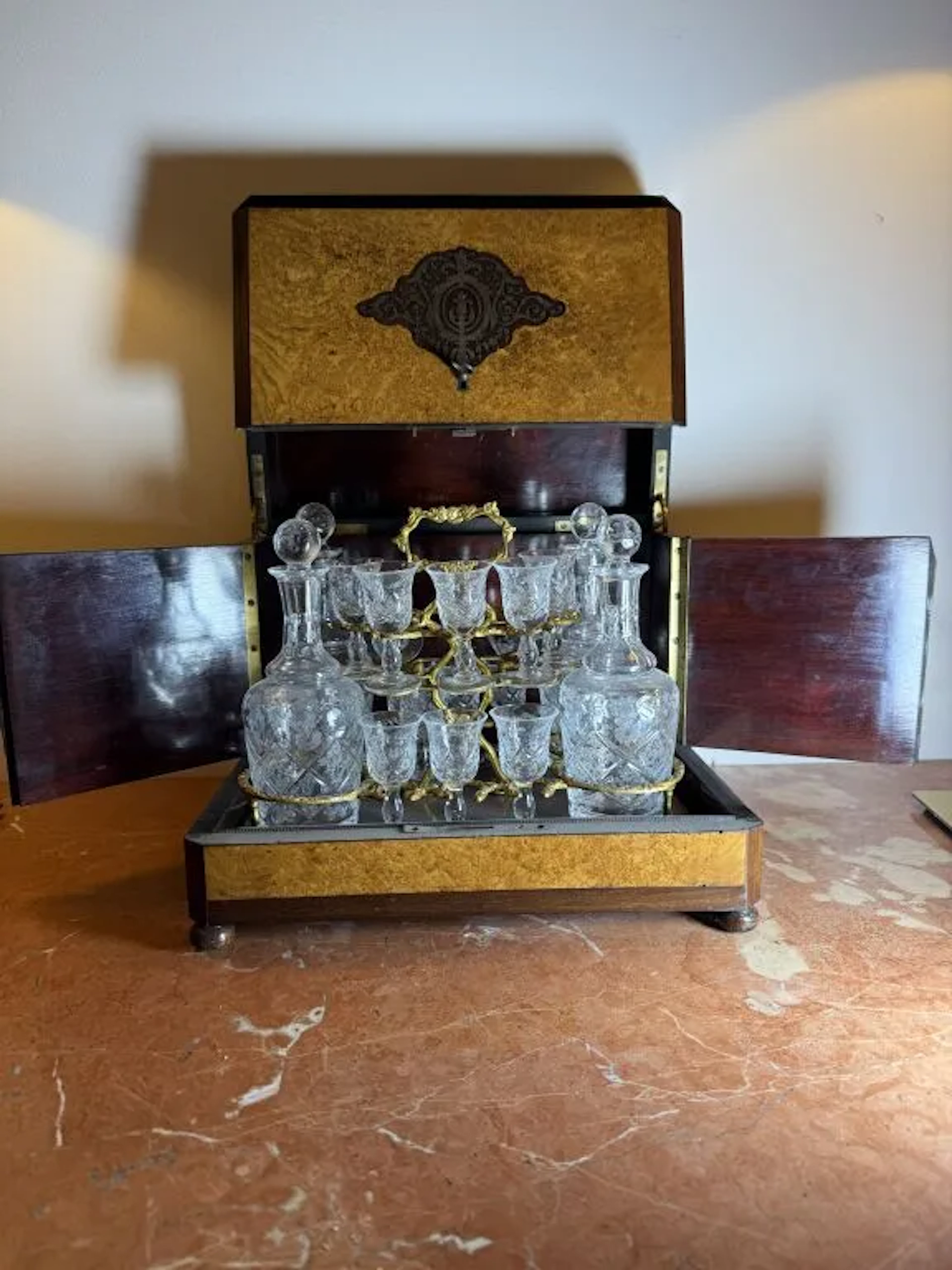 A liqueur cabinet made of burl and mahogany veneer, inlaid with foliage