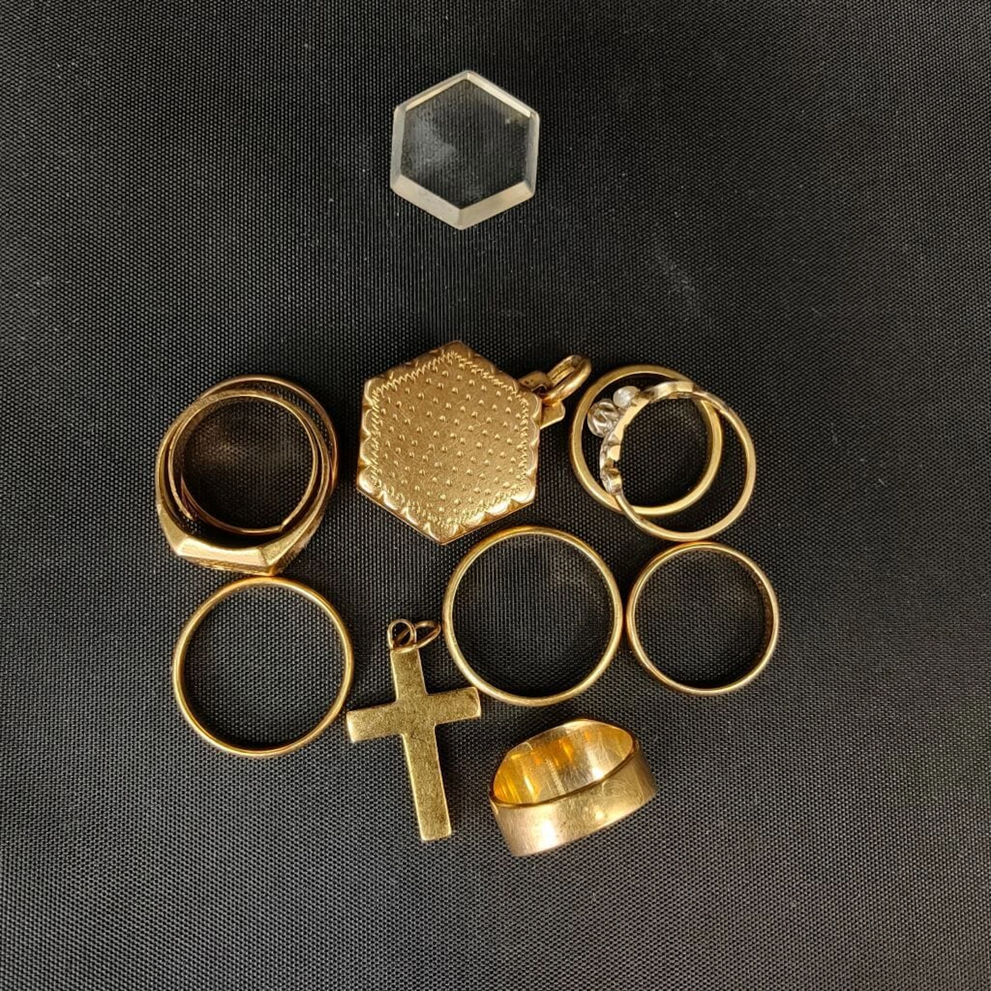 Assortment of 750‰ gold scrap NET weight: 44.6 g.