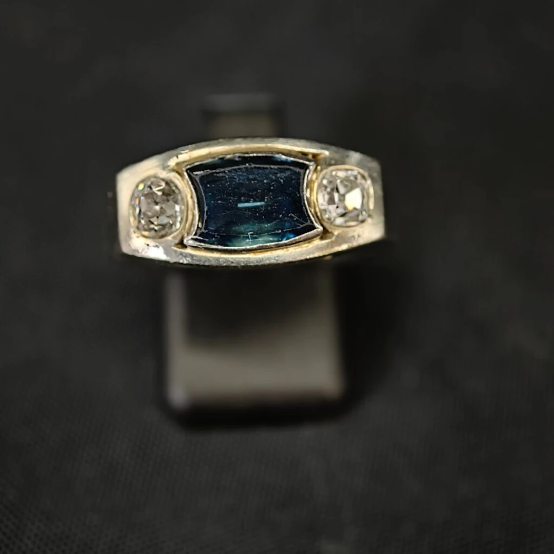 A signet ring in 750‰ white gold set with a sapphire (probably Australian)