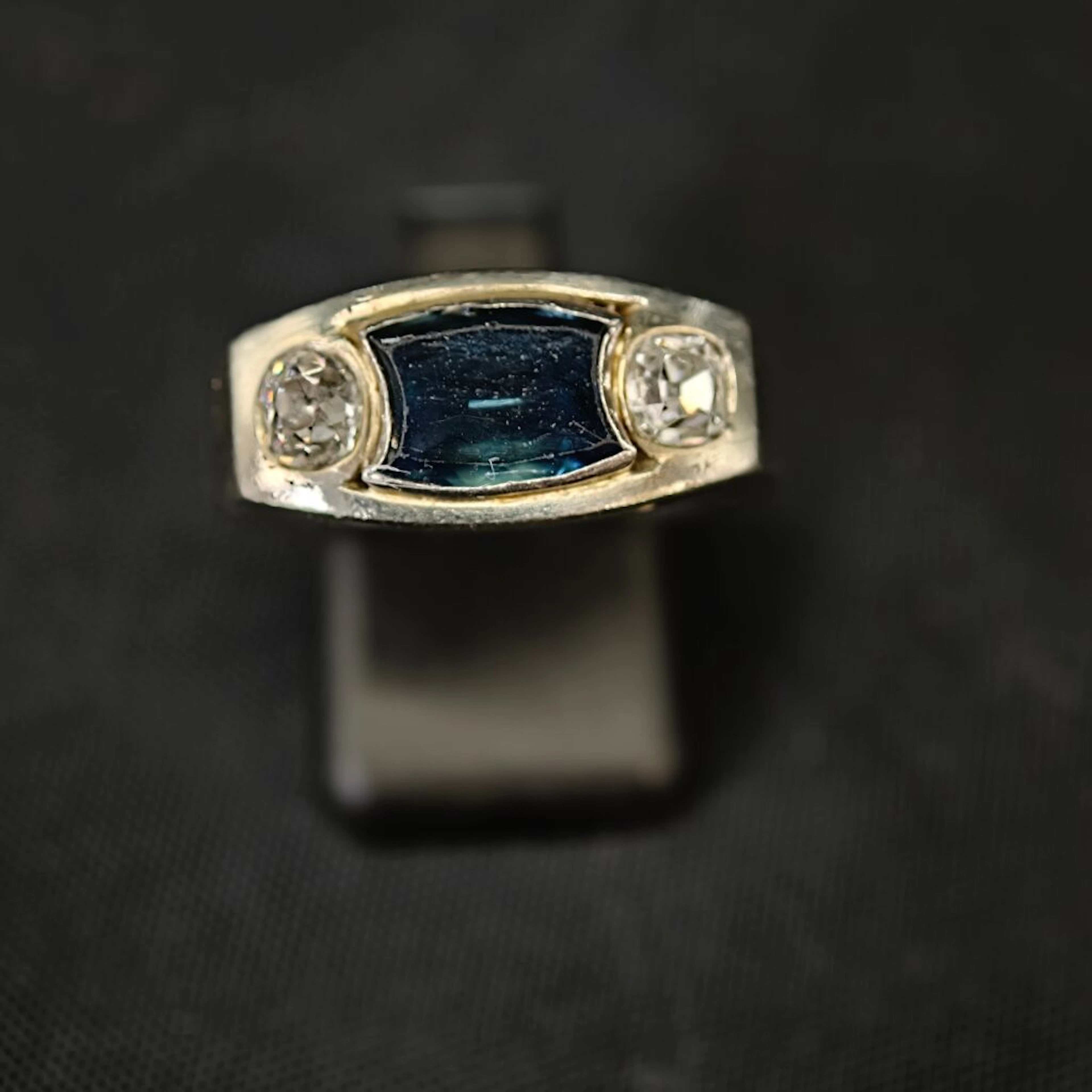 A signet ring in 750‰ white gold set with a sapphire (probably Australian)