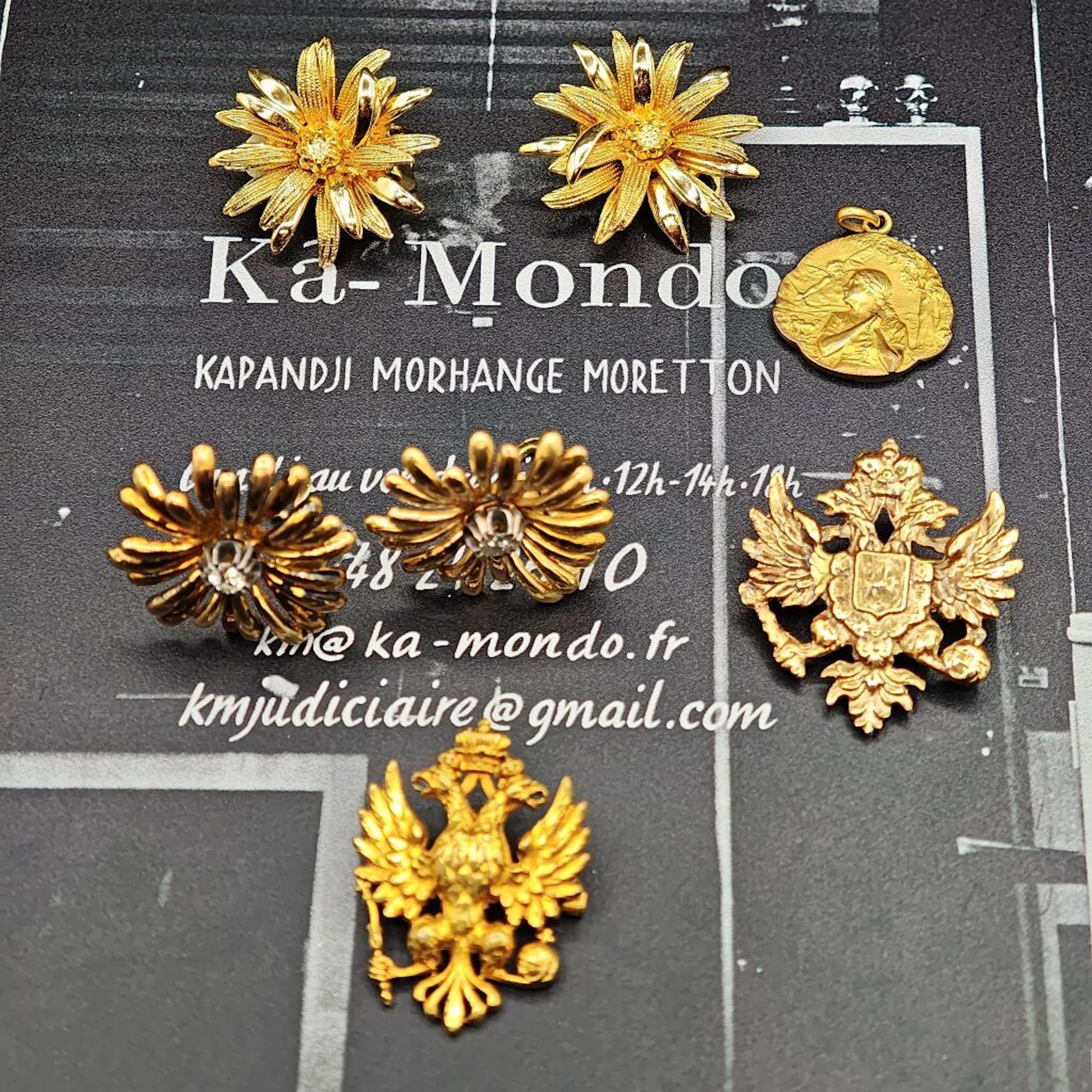 A pair of 750‰ yellow gold clip-on earrings featuring flowers, with