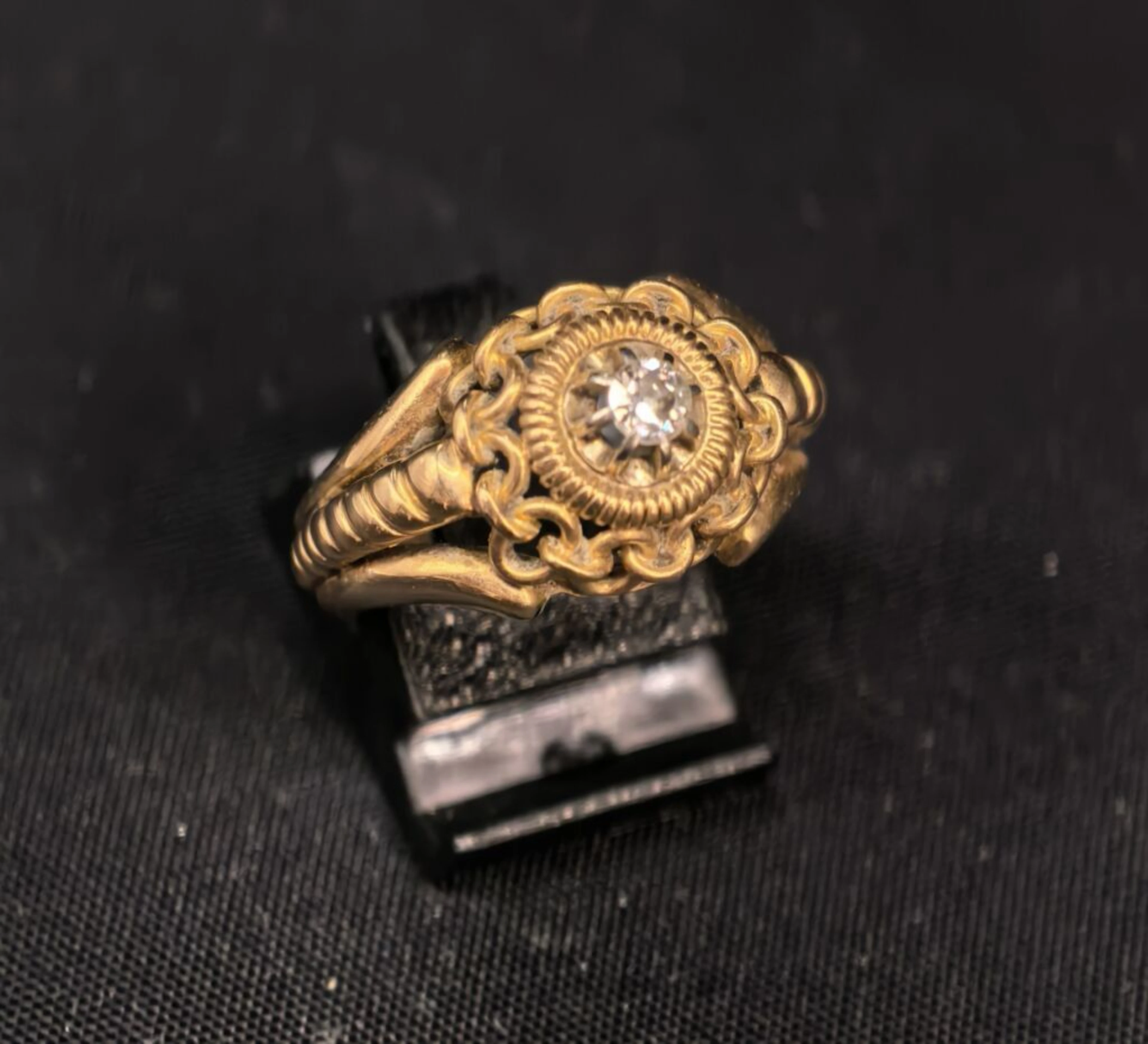A 750‰ gold ring set with a small rose-cut diamond. Gross weight: 7 g.