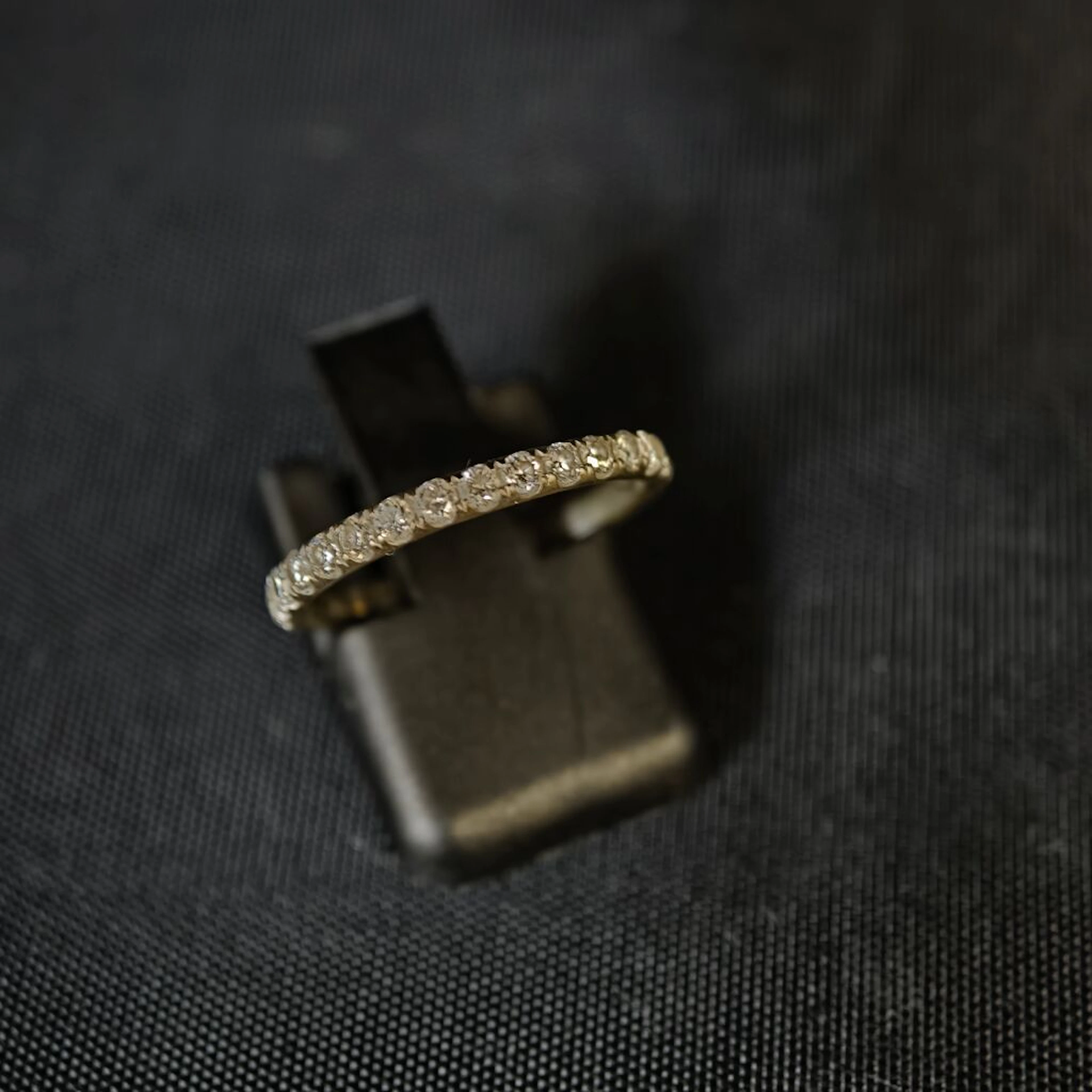 American wedding band in 750‰ white gold, entirely set with small
