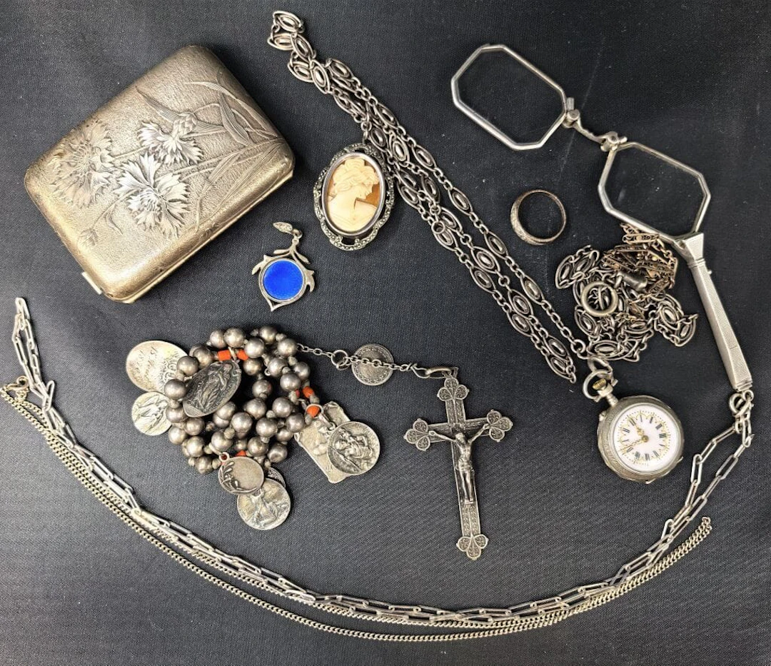 Set of 800–900‰ silver jewelry consisting of an Art Nouveau-style