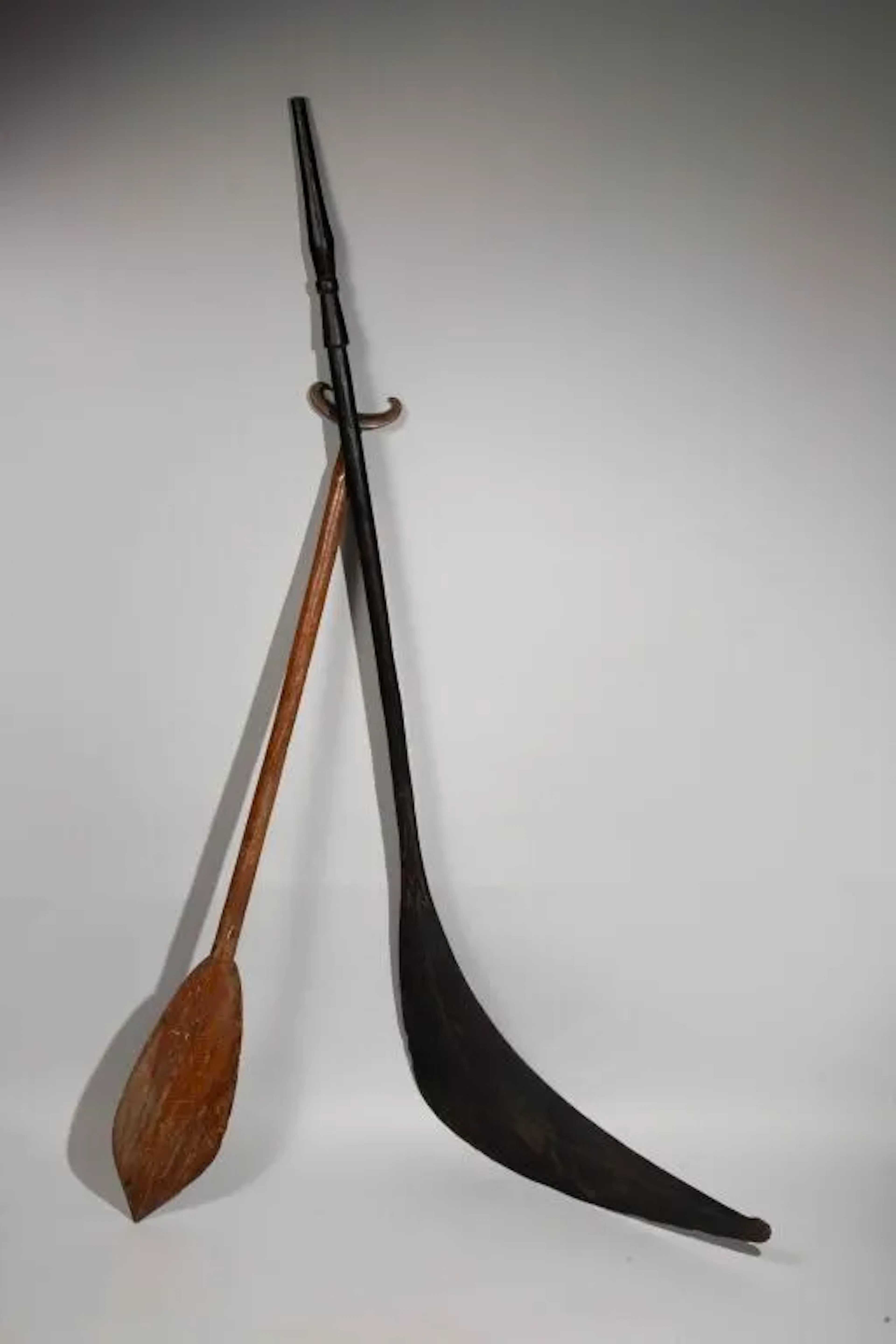 Large dance shield shaped like a sickle. Solomon Islands. H: 150 cm.
