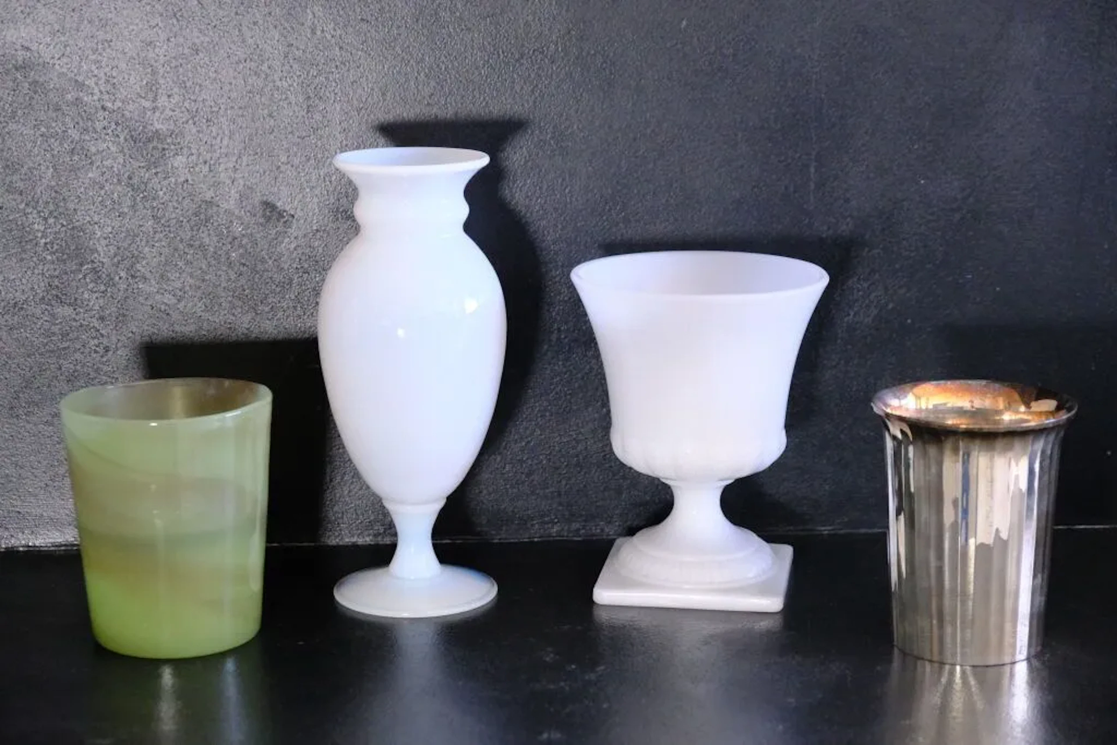 Small lot consisting of: - a baluster vase made of milky white opalescent