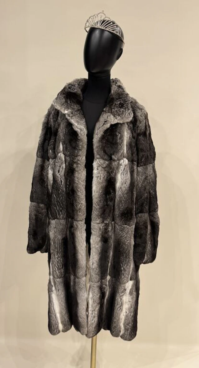 YVES SALOMON Elegant chinchilla coat (Chinchilla Lanigera), funnel
