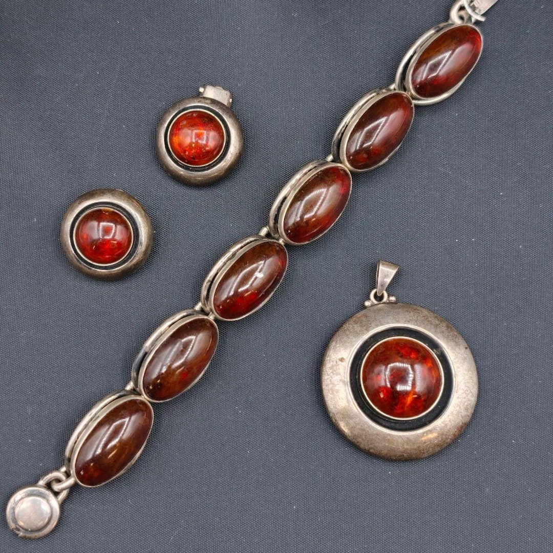 A 925‰ silver set consisting of a link bracelet adorned with oval-shaped