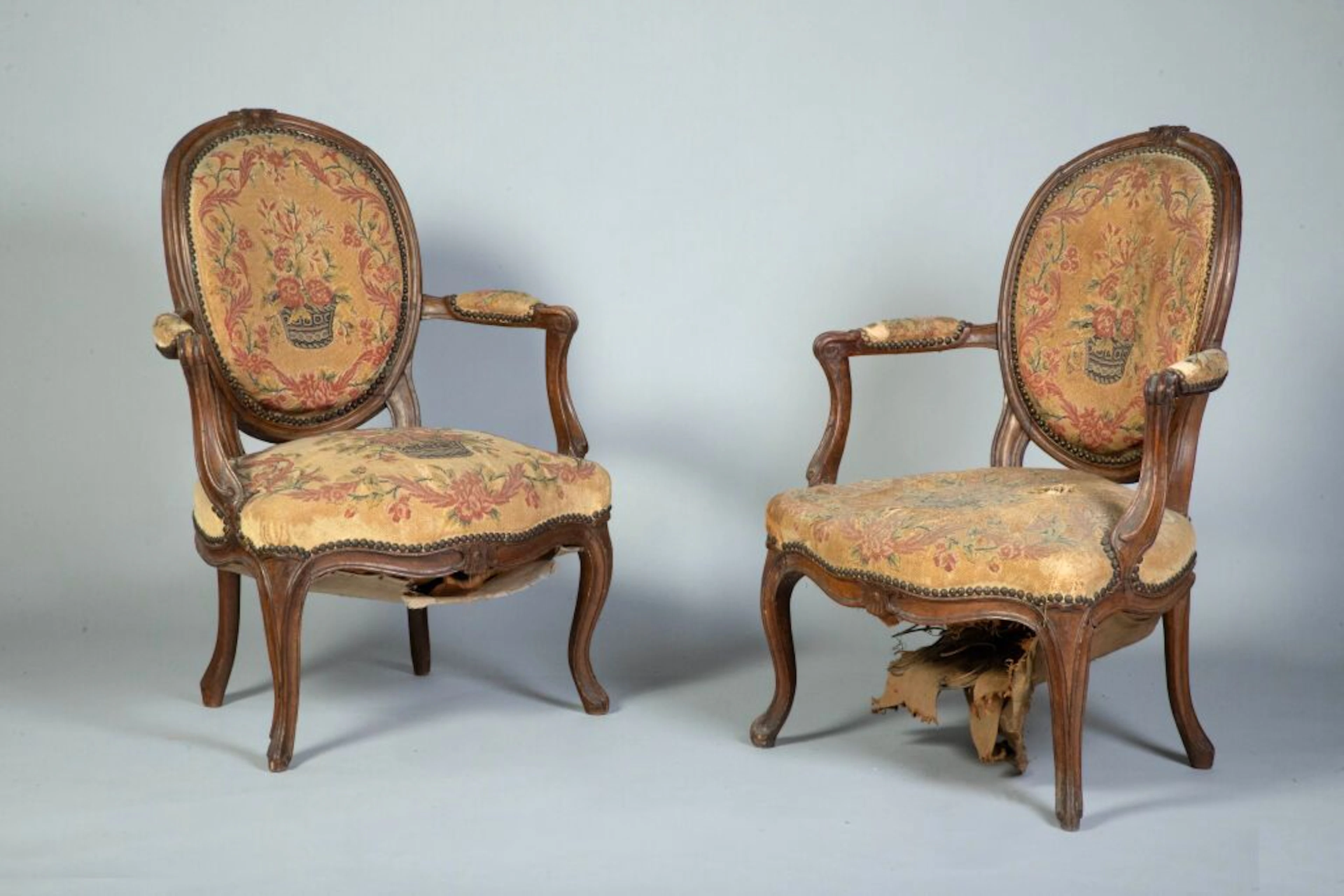 Pair of armchairs with cabriolet-style medallion backs, made of molded