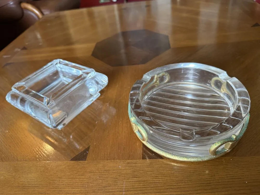 Sèvres Crystal. Crystal ashtray, signed on the base. D.: 7 x 13.2