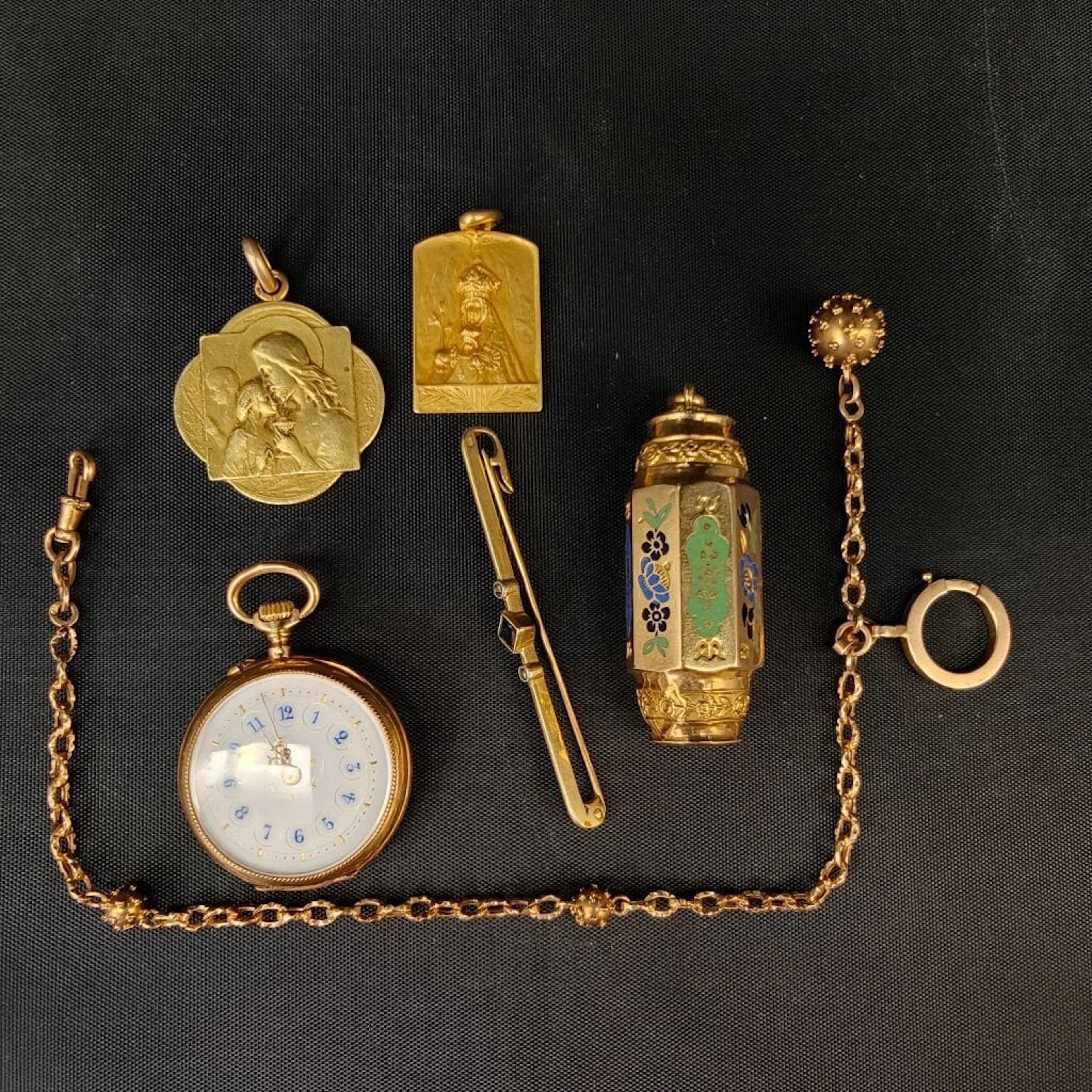 Set of 750‰ yellow gold accessories with a net weight of 32.3 g. Included