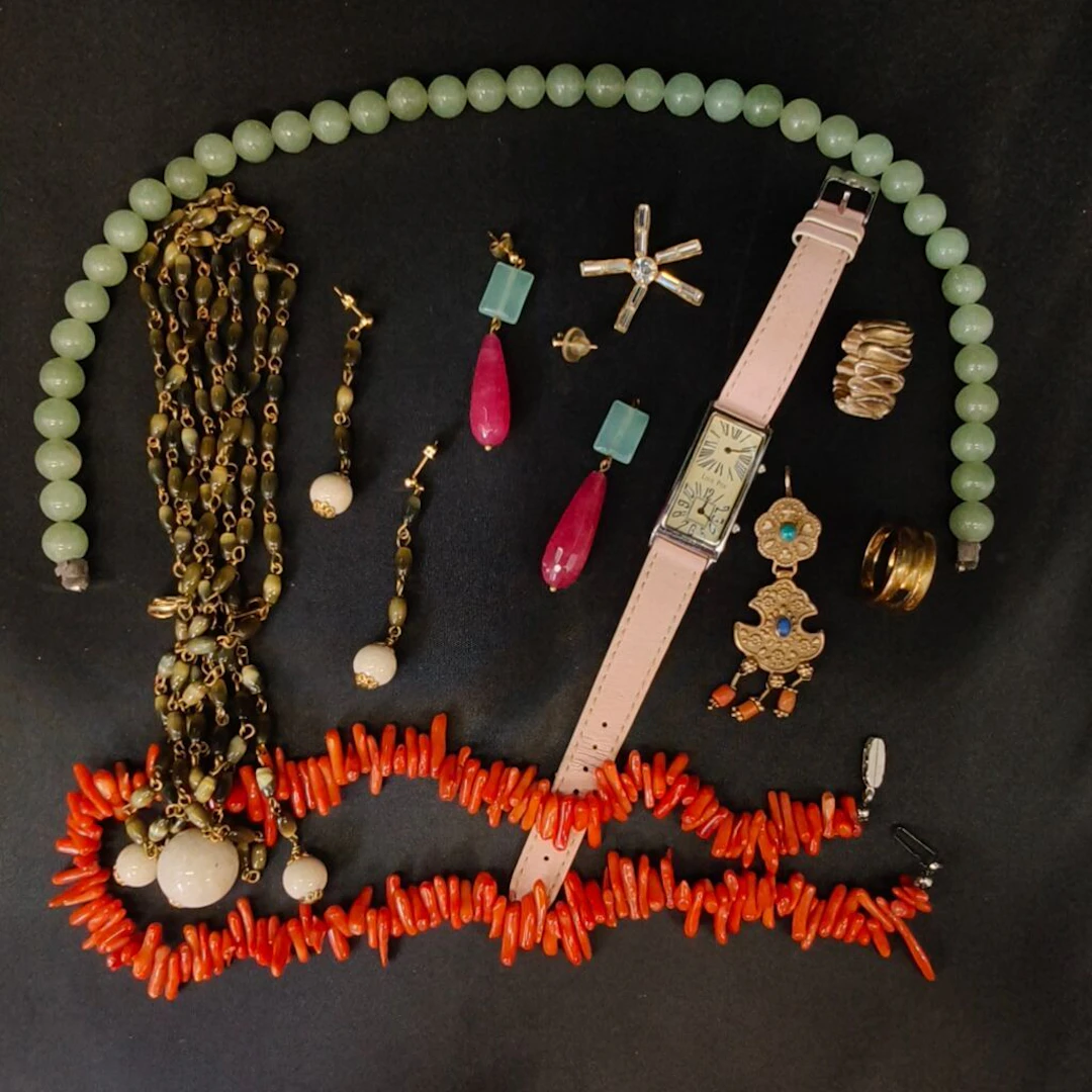 Set of costume jewelry, including a pre-convention coral necklace