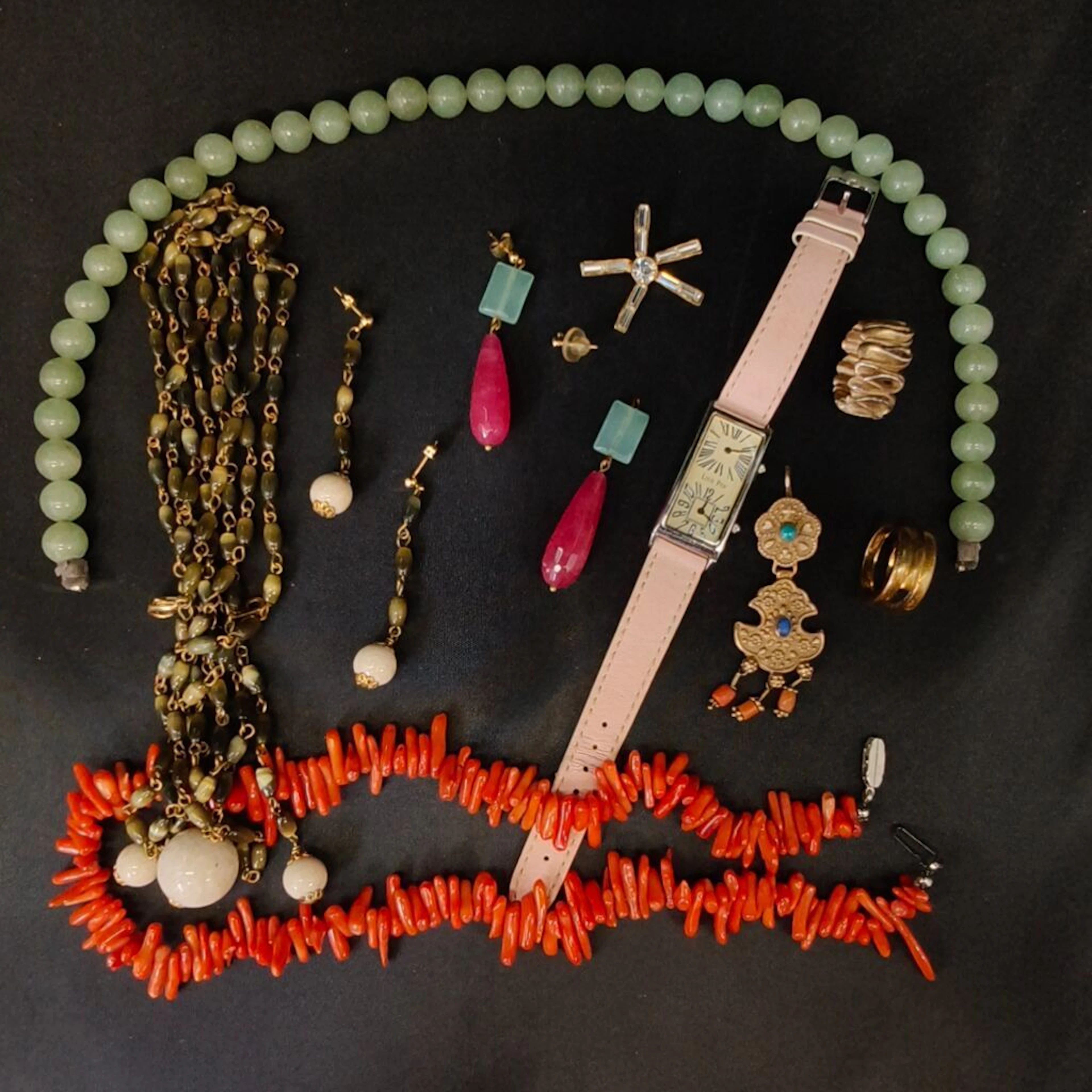 Set of costume jewelry, including a pre-convention coral necklace