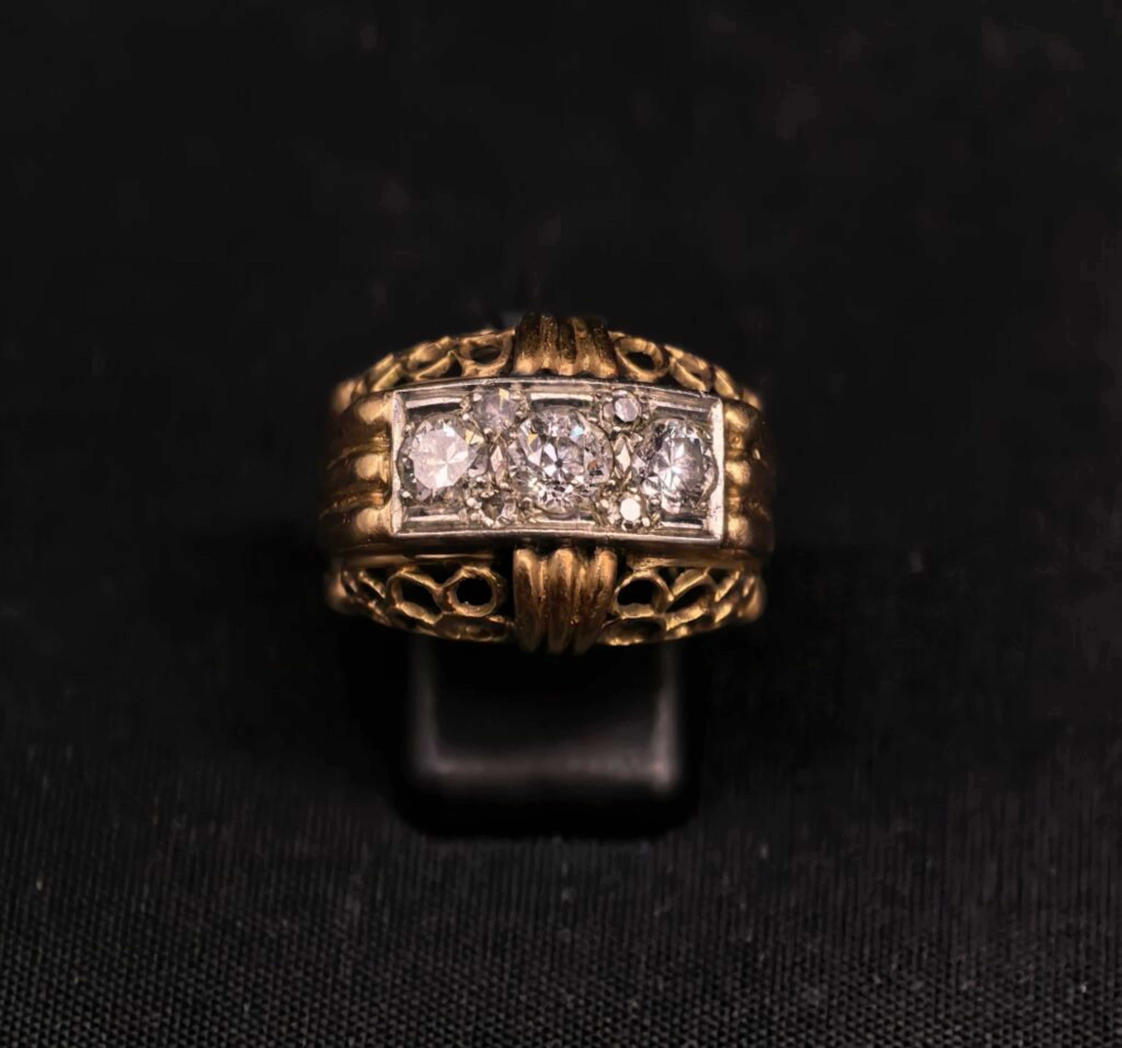 A cage-style band ring in 750‰ gold and 950‰ platinum, featuring an