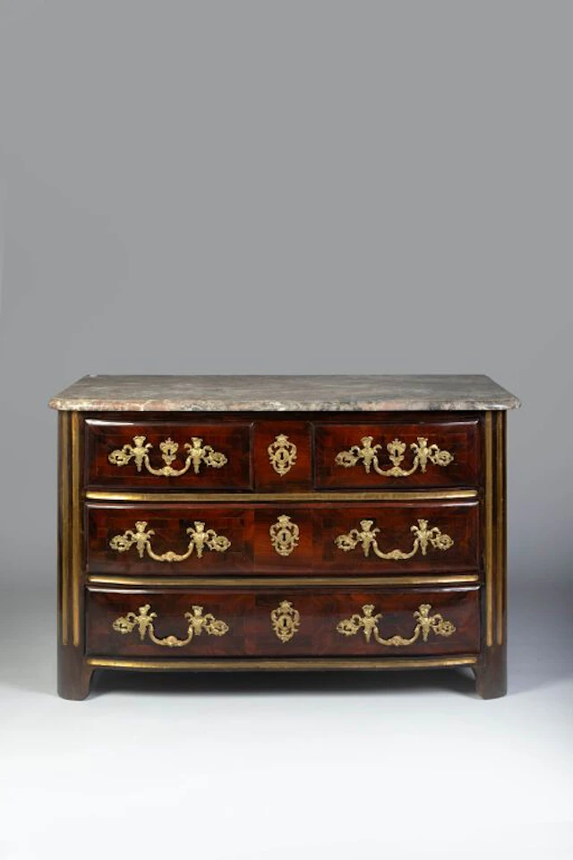 Curved veneered wood chest of drawers with five drawers and exposed