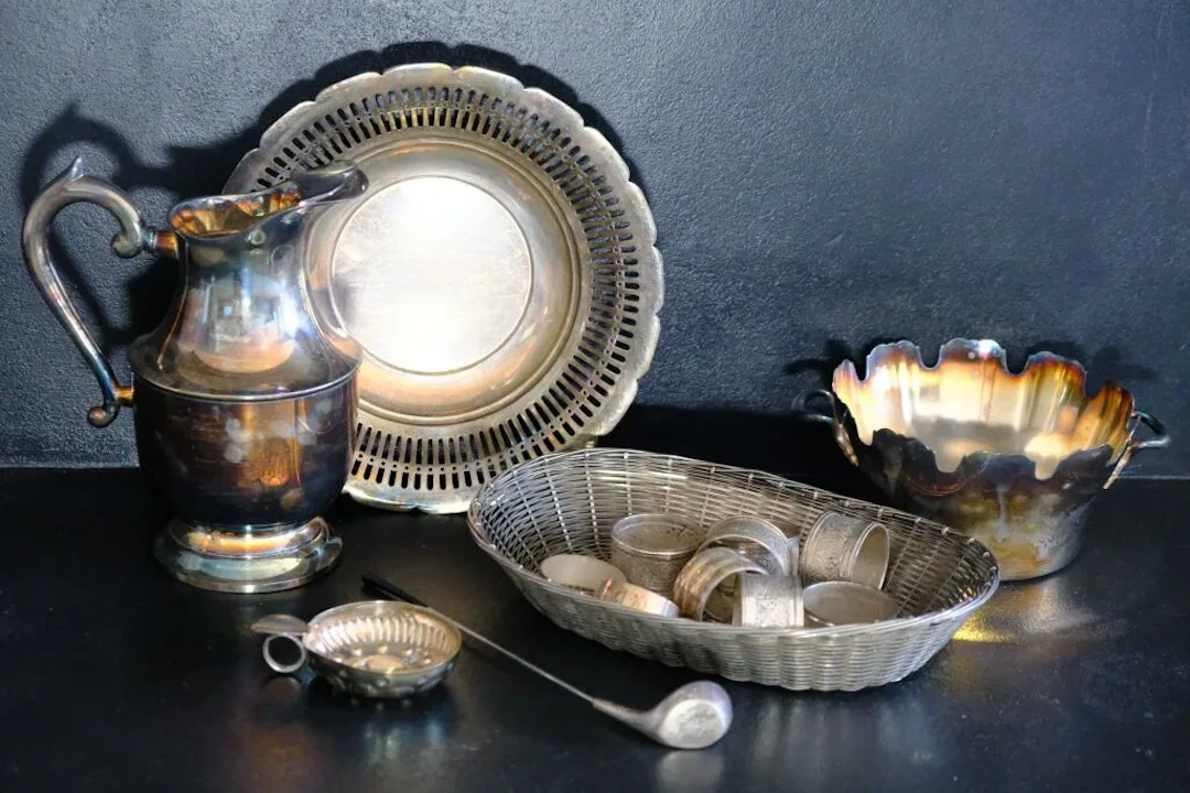Silver plated metal set including: - a wine pourer (slight dents);