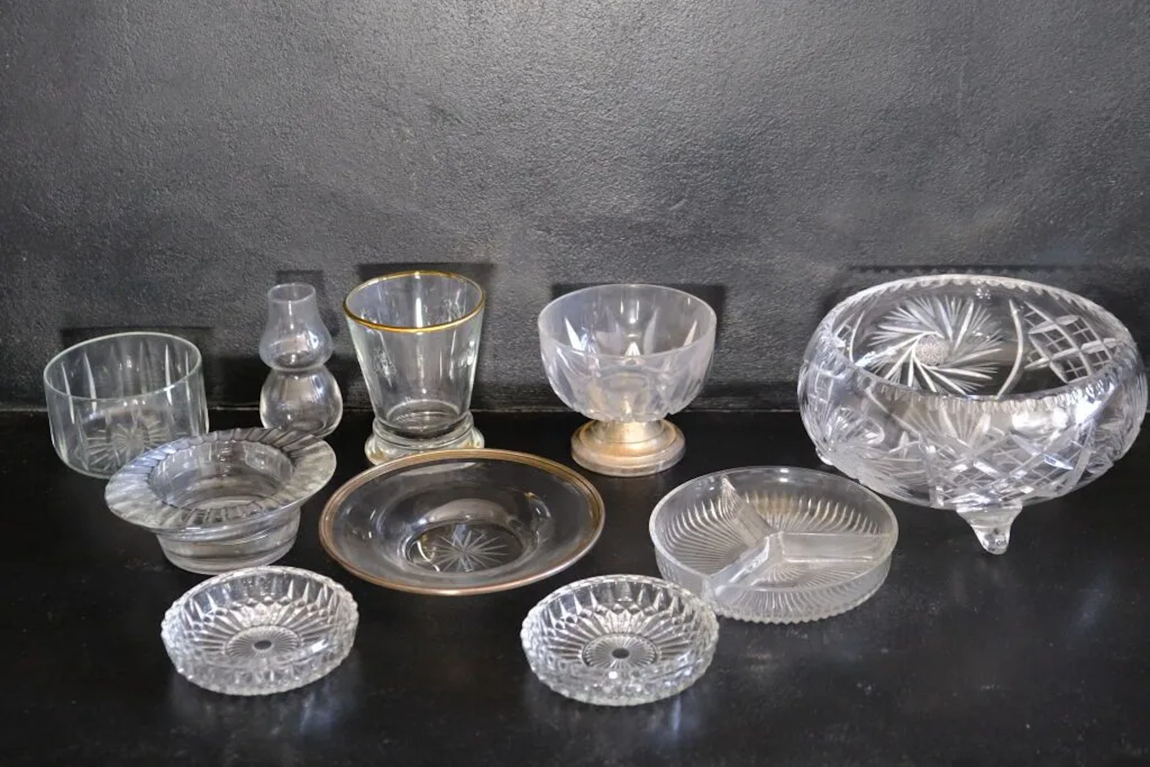 Glass or crystal set comprising: - a bottle coaster edged with a 925‰