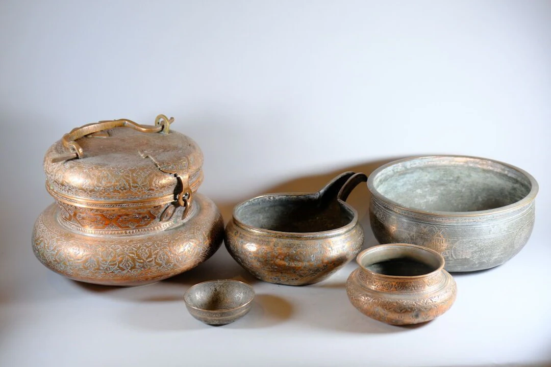 Set of 5 containers made of various metals, decorated with Orientalist