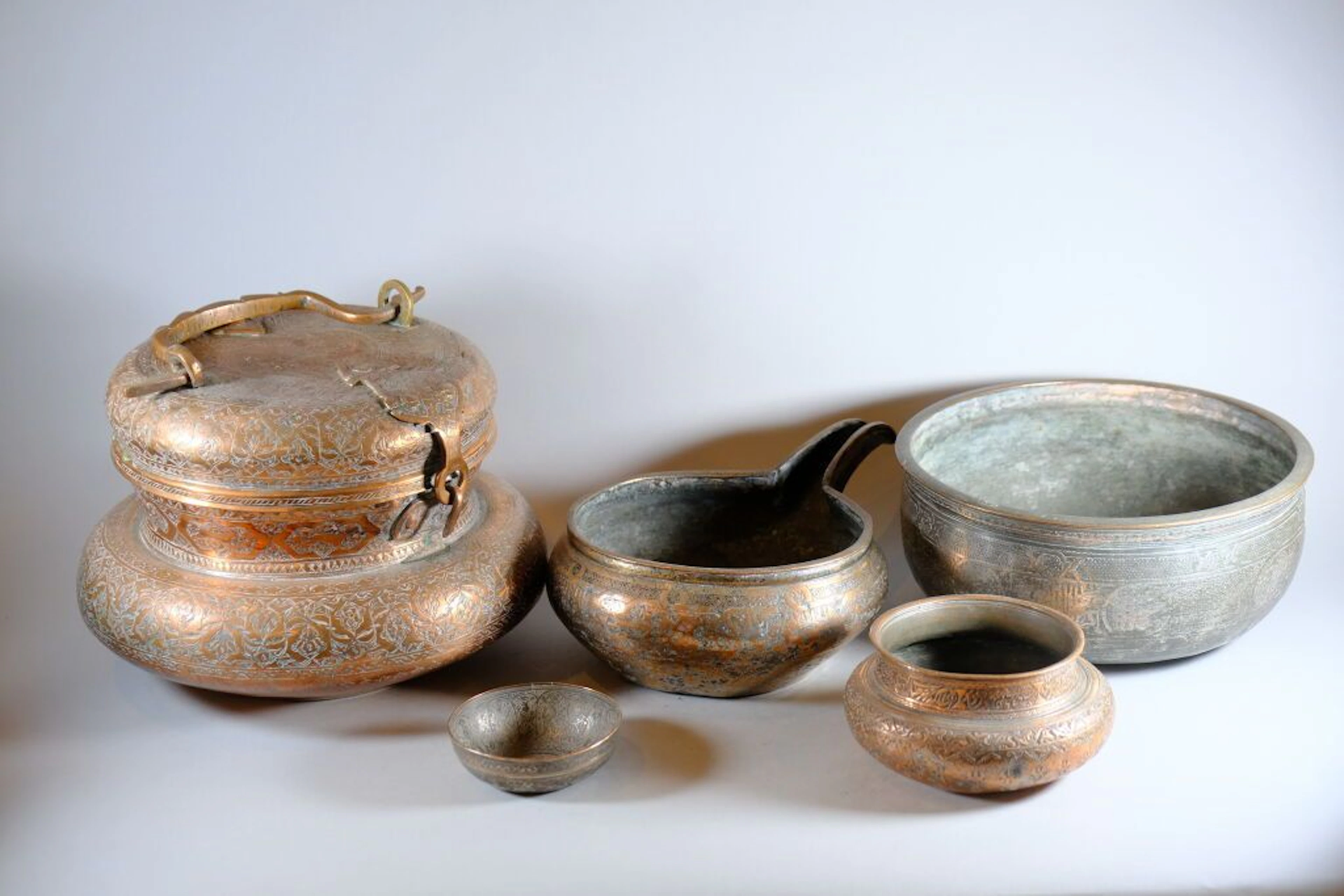Set of 5 containers made of various metals, decorated with Orientalist
