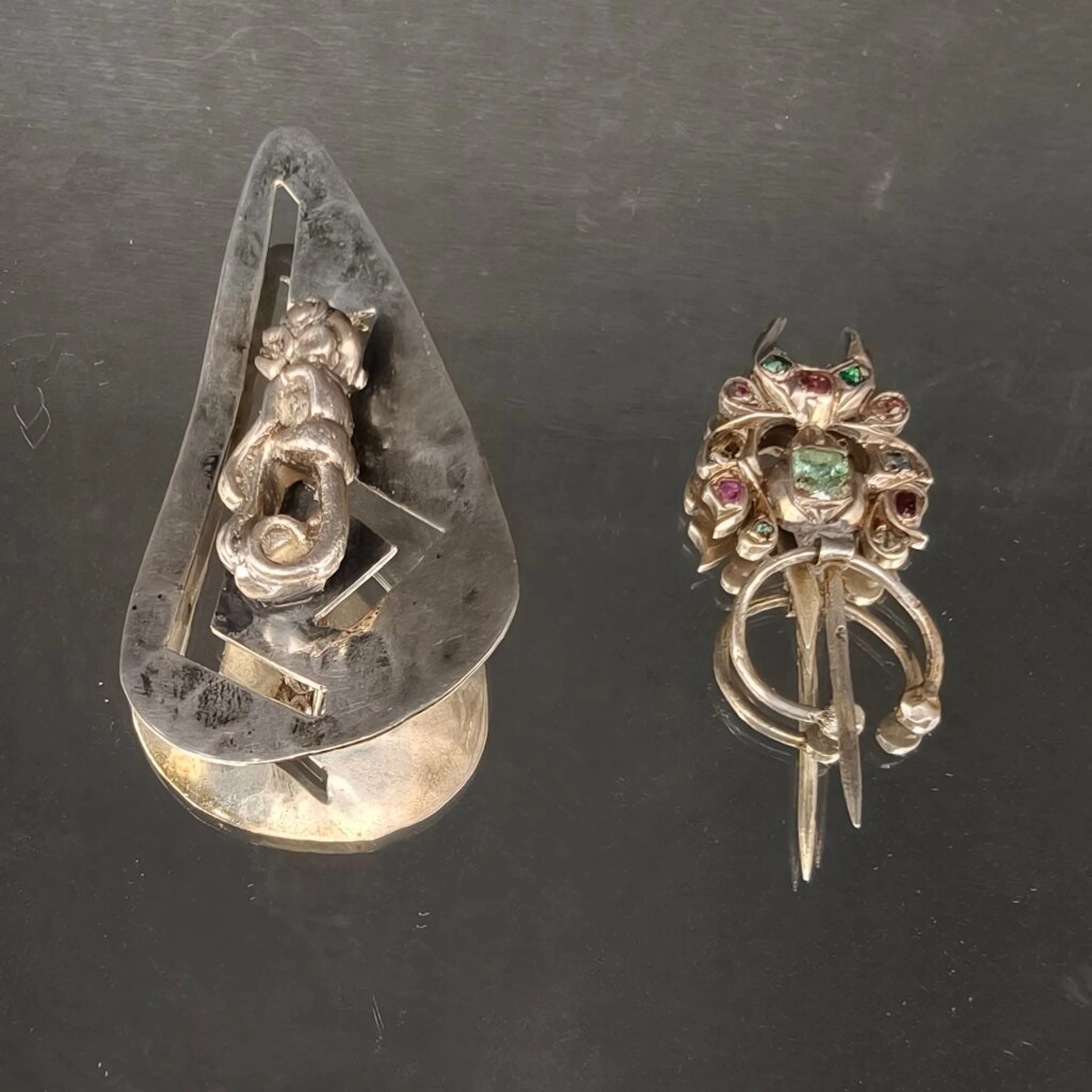 Small collection of silver items, including: - an 800‰ silver fibula