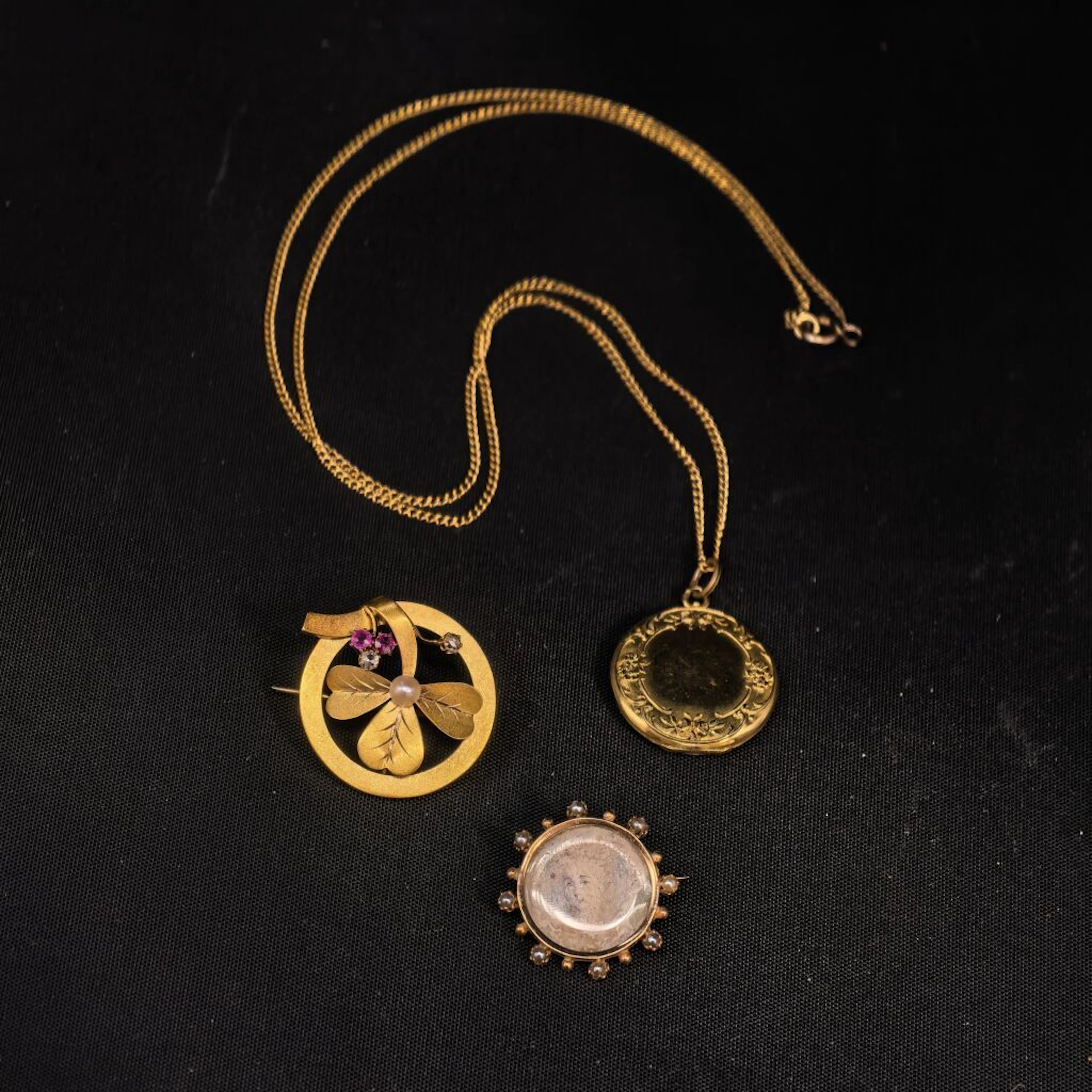 Set of 750‰ gold items consisting of: - a photo pendant with a net
