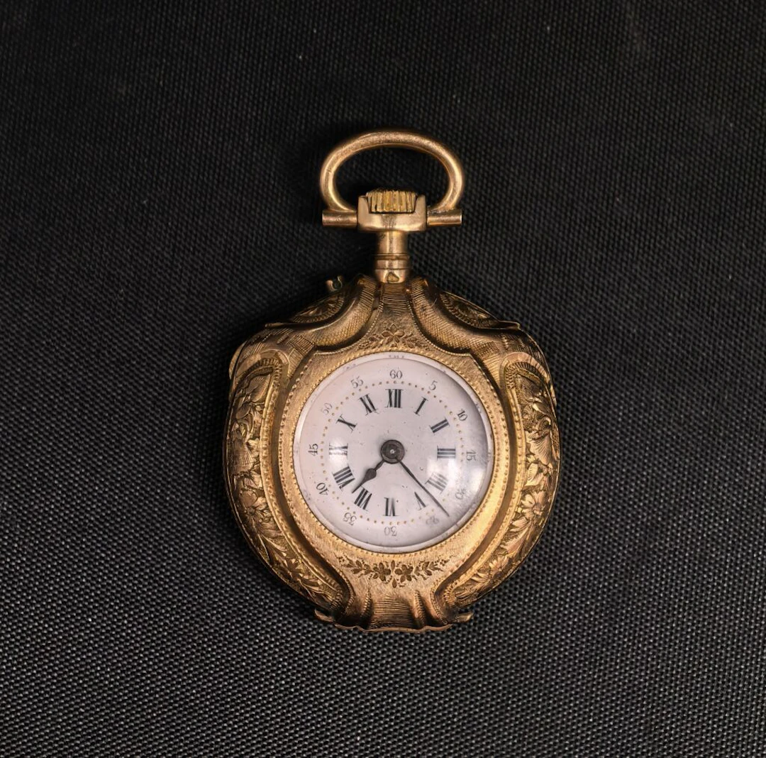750‰ yellow gold pocket watch, shaped like a chiseled coat of arms