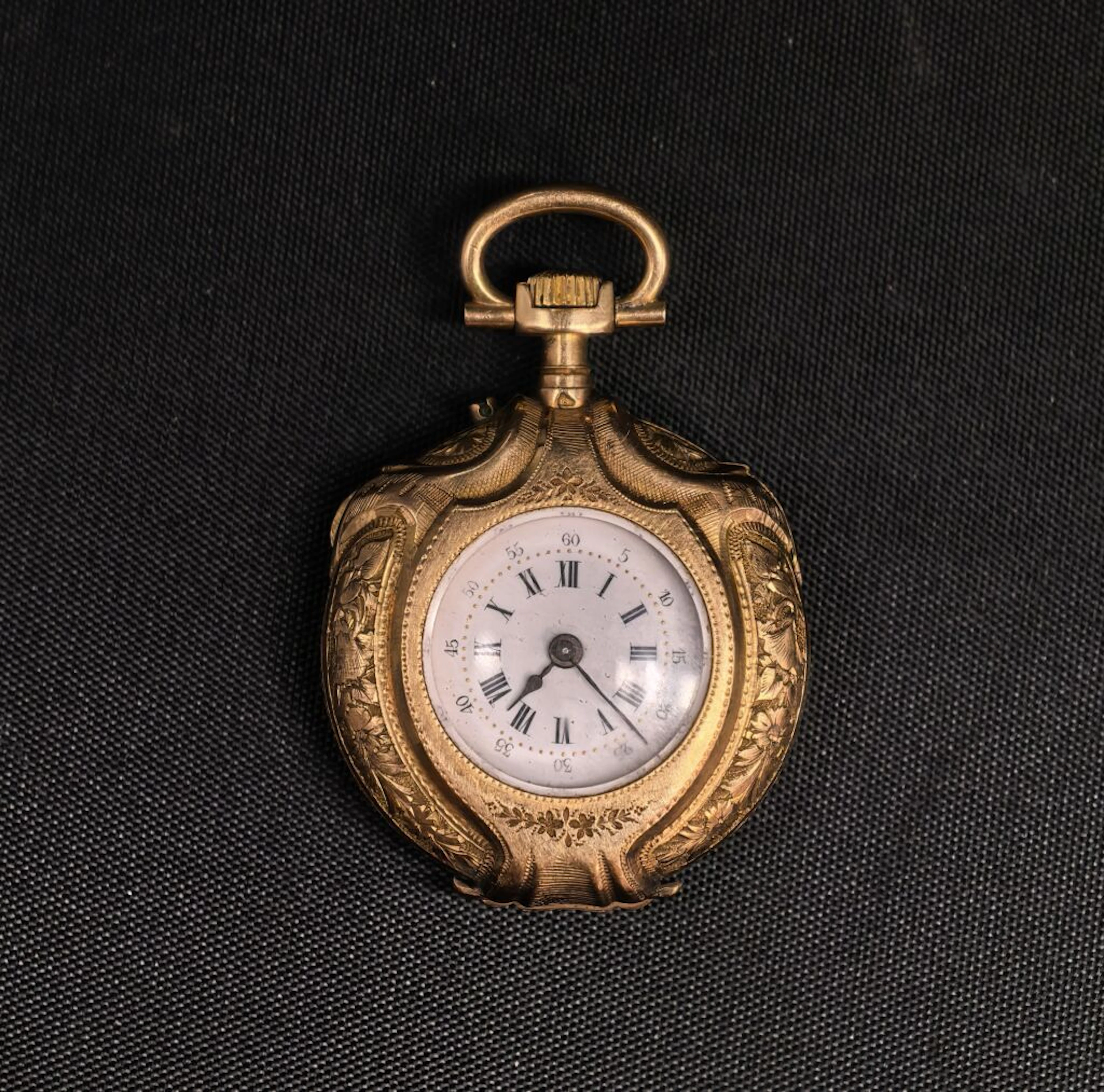 750‰ yellow gold pocket watch, shaped like a chiseled coat of arms
