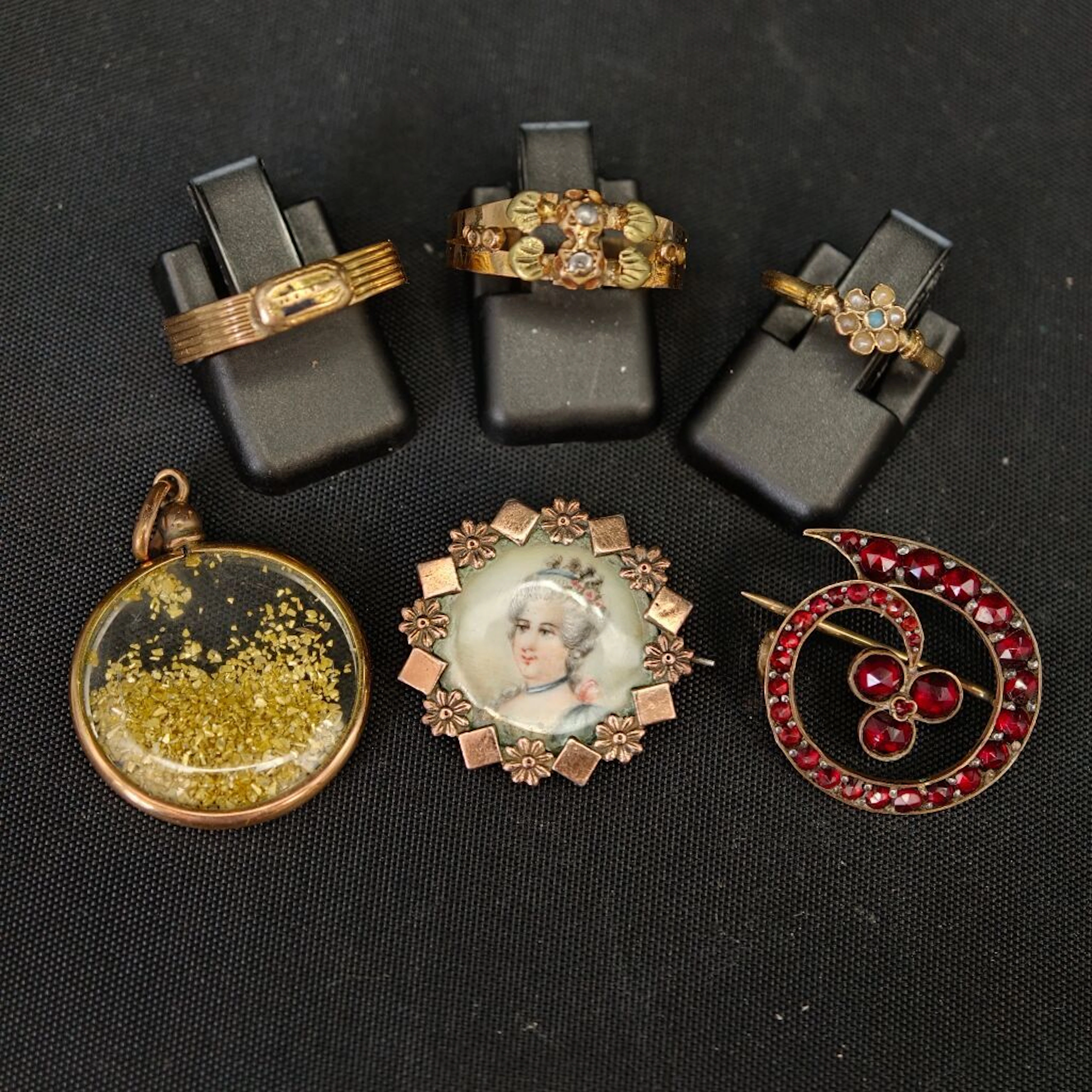 Set consisting of: - a flat 750‰ gold ring adorned with an illegible