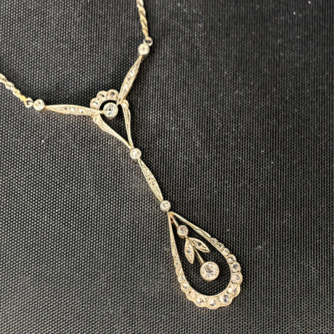 A pendant made of 750‰ gold and 950‰ platinum, featuring an articulated